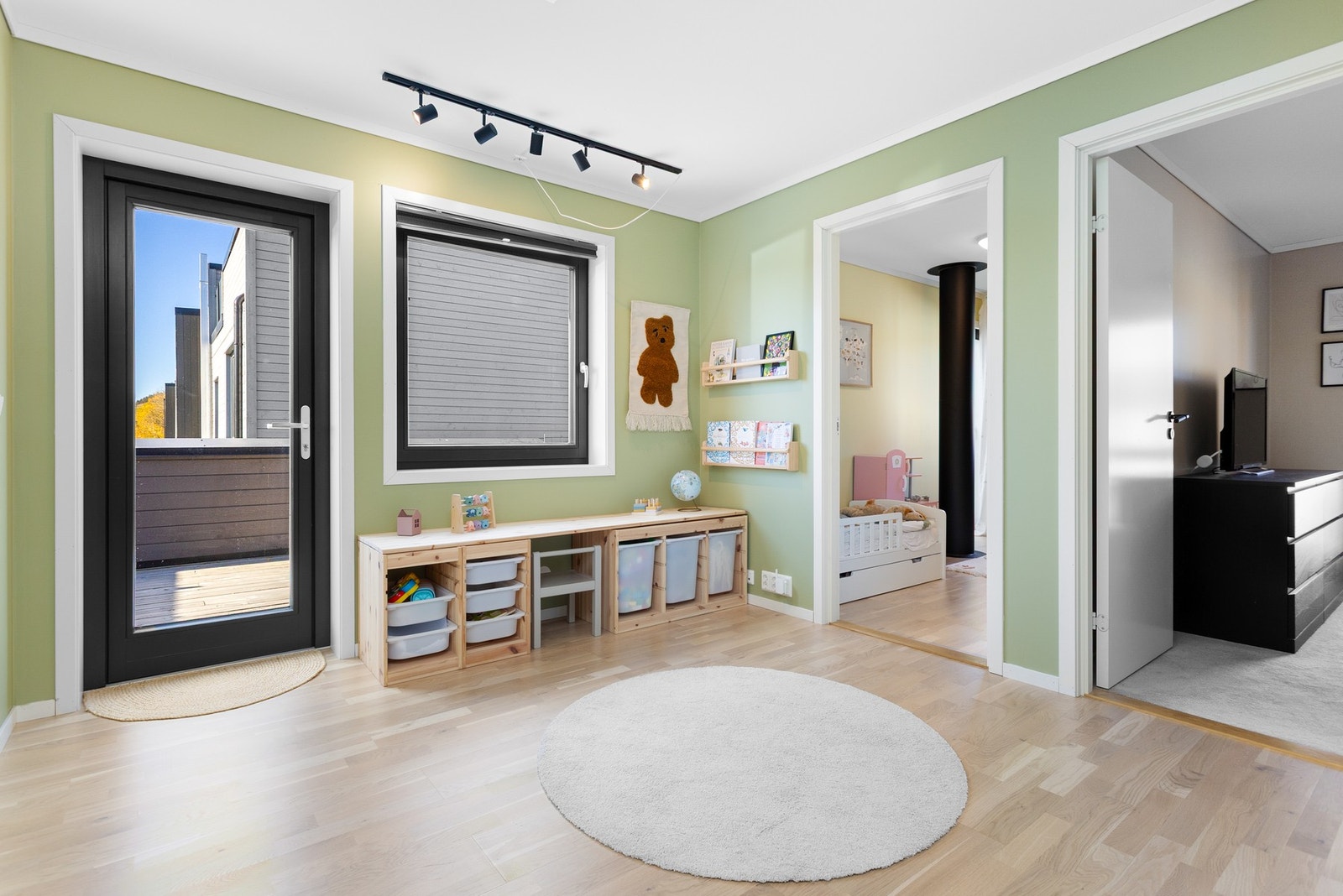 Gang og oppholdsrom. Det er i tillegg loft med lagringsplass. Galleribilde