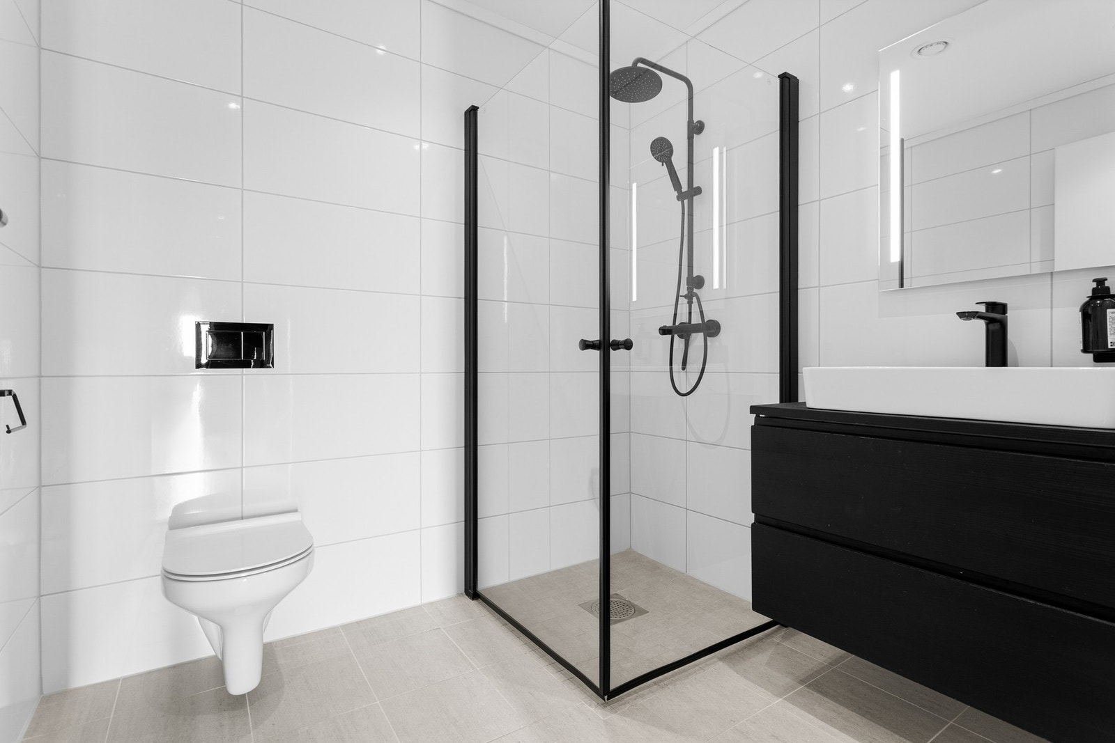 Boligen har to lekre bad i hver etasje. Galleribilde