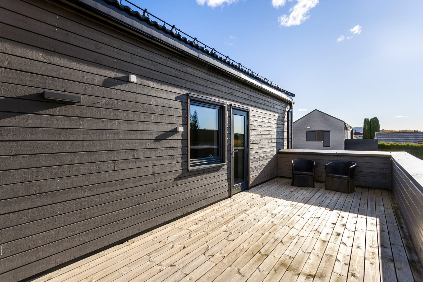 Det er utgang til solrik og romslig takterrasse. Galleribilde