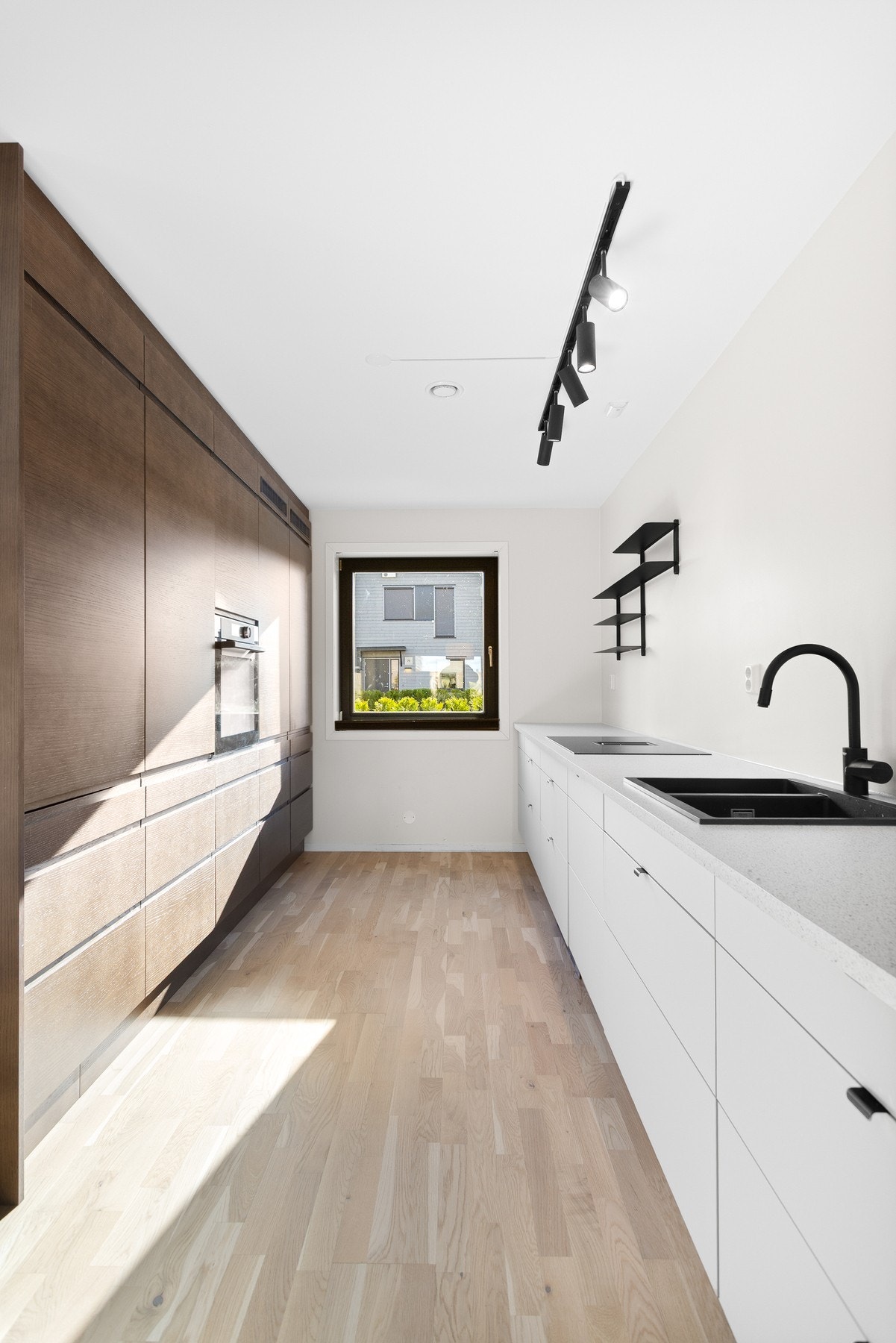 Inneholder integrerte hvitevarer som stekeovn, platetopp, oppvaskmaskin og hel kjøl, og hel frys. Galleribilde