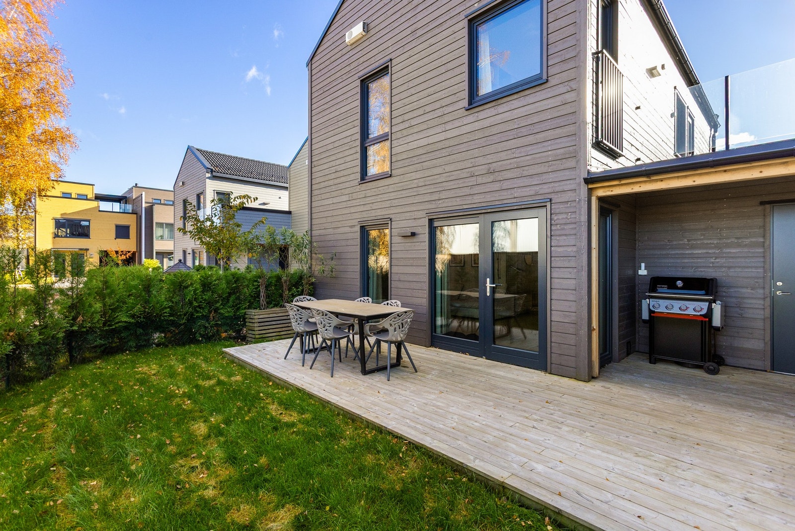 Skjermet markterrasse mot vest med praktisk tilgang rett fra stue/kjøkken Galleribilde