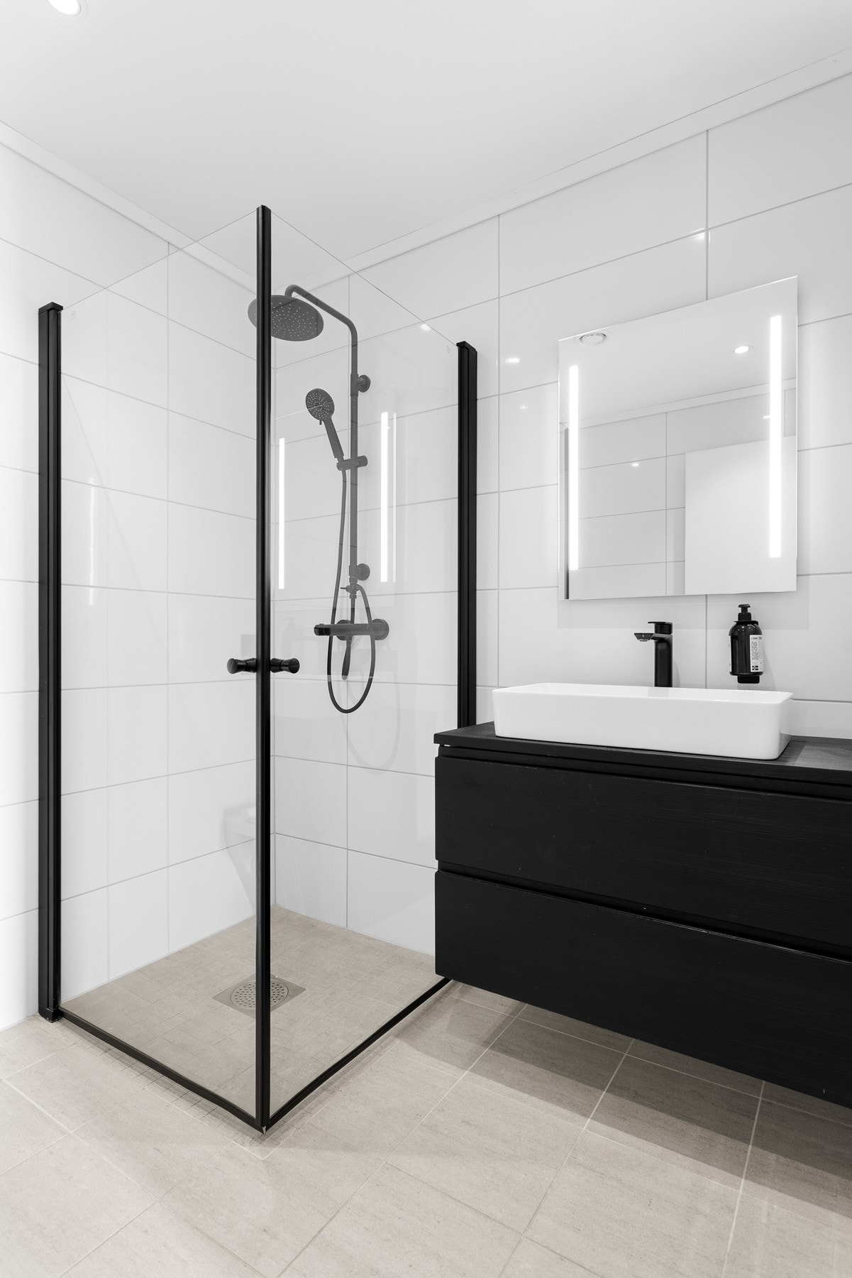 Begge er oppgradert med innredning, dusjvegger og sorte detaljer. Varme i gulv. Galleribilde