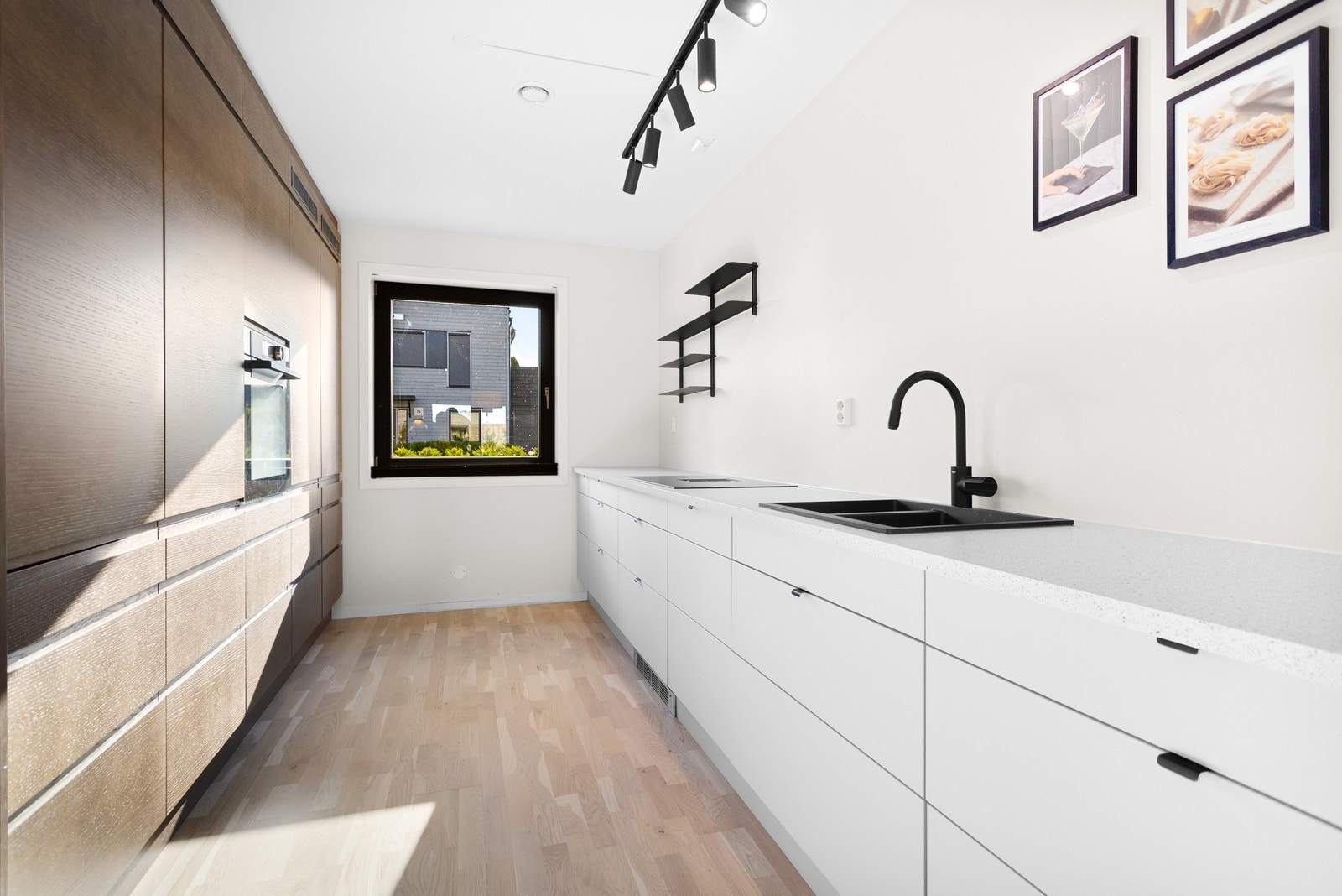 Flott, oppgradert, kjøkken fra Systemkjøkken, med moderne innredning som har meget godt med skap- og benkeplass. Galleribilde