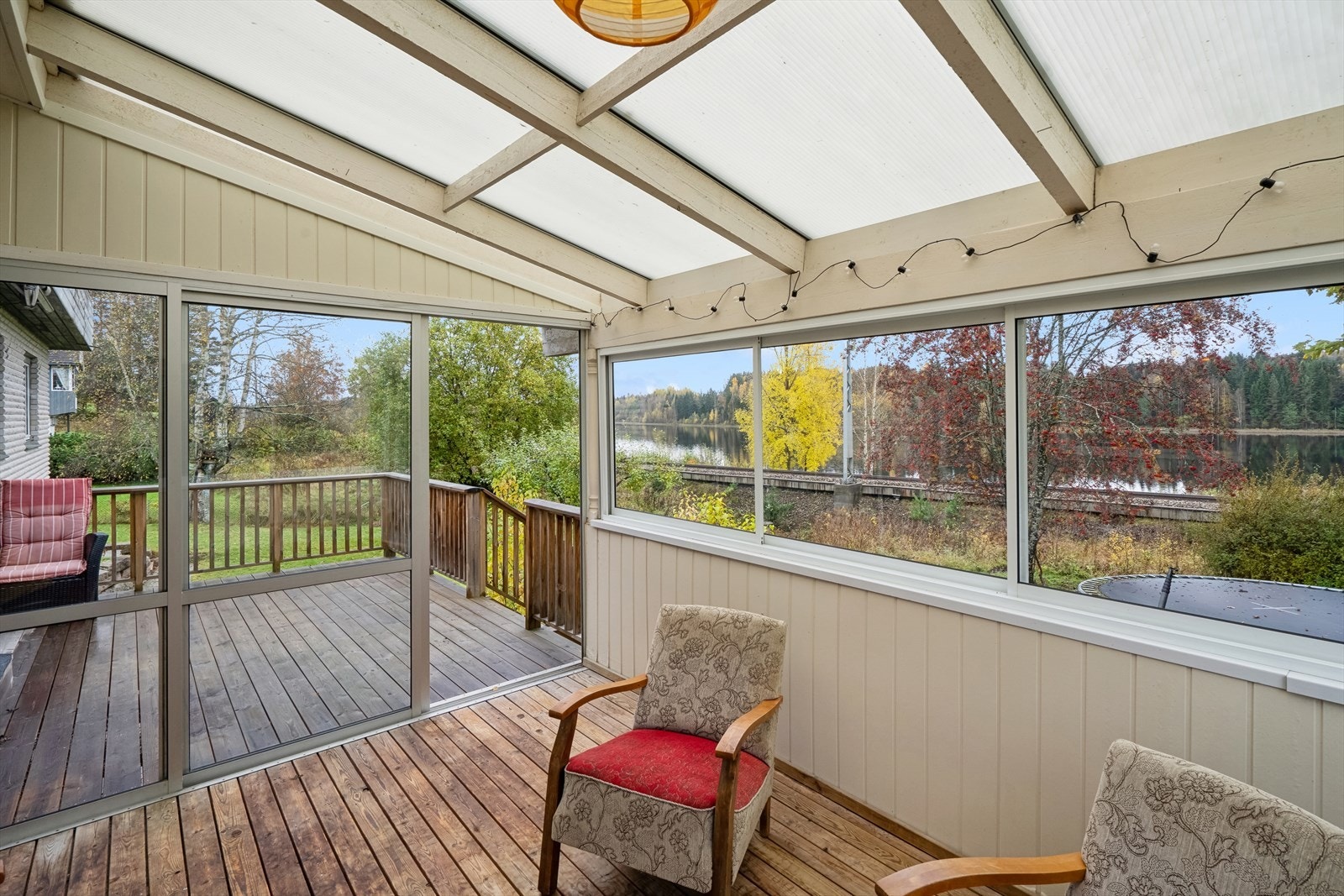 Boligen er kun 60 meter fra Gaustadsjøen og har en åpen, solrik beliggenhet med flott utsikt over sjøen Galleribilde