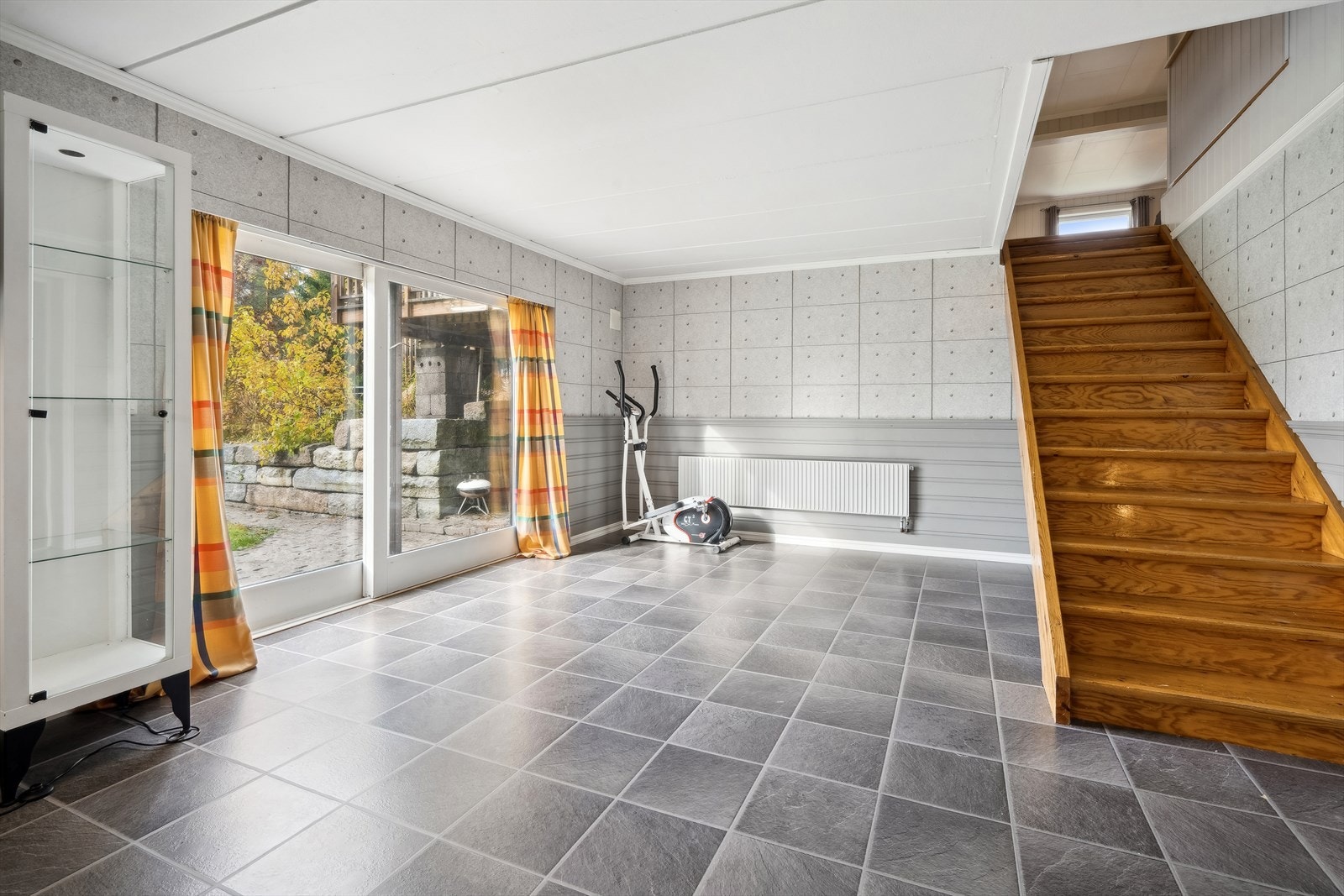 Kjellerstuen med store skyvedører vendt ut mot hagen, gir et lyst og hyggelig oppholdsareal. Galleribilde