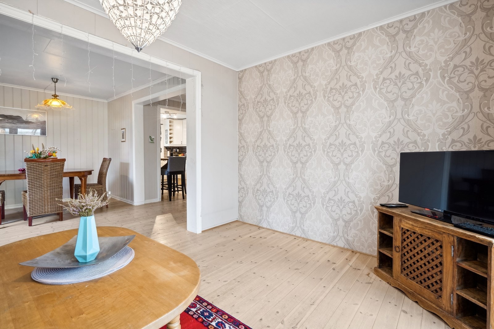 Stuen i hoveddelen har en god størrelse med plass til salong og spisebordsmøblement. Galleribilde