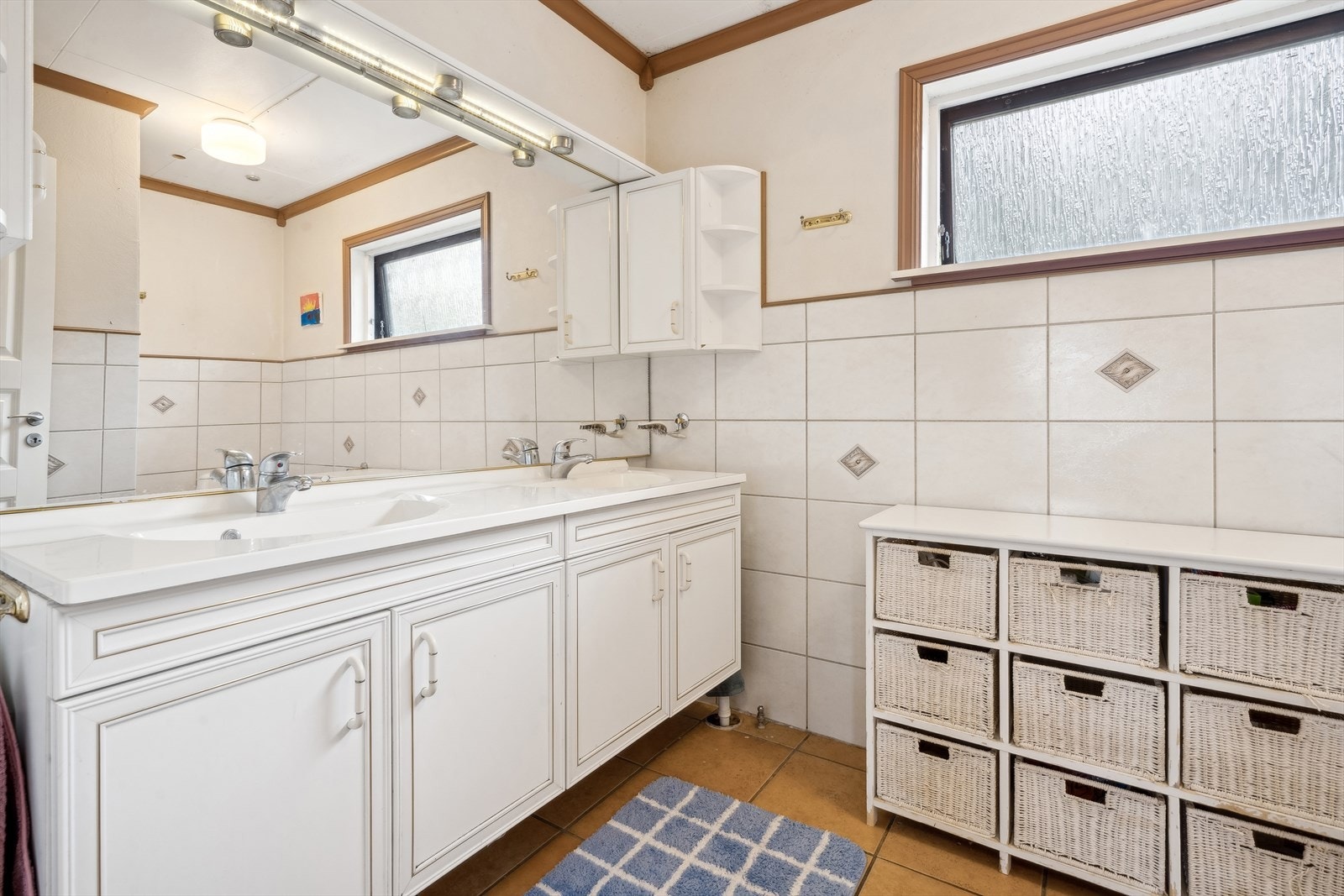 Baderommet har en god størrelse og et eldre uttrykk . Galleribilde