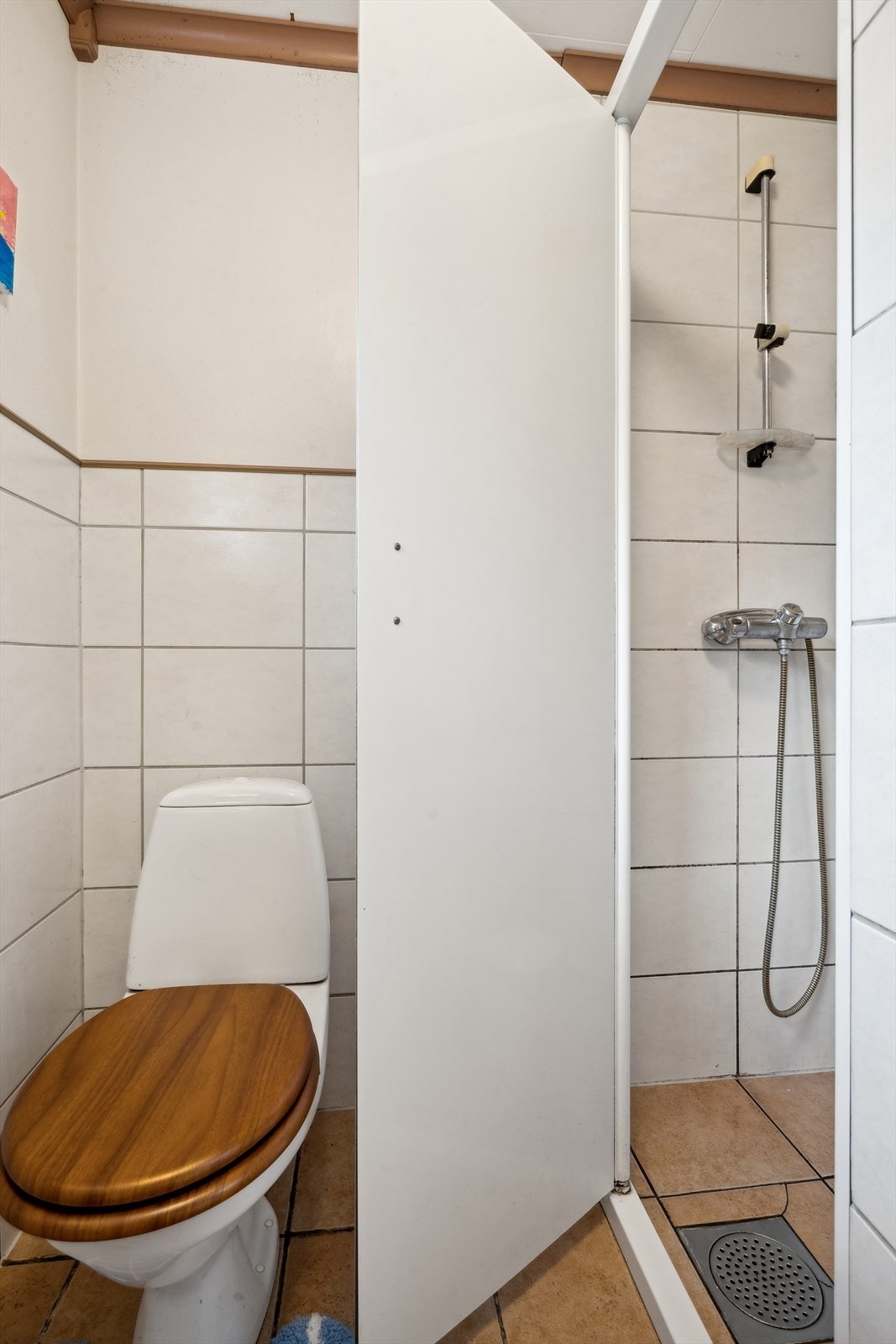 Badet er utstyrt med toalett, dusjnisje og baderomsinnredning. Galleribilde