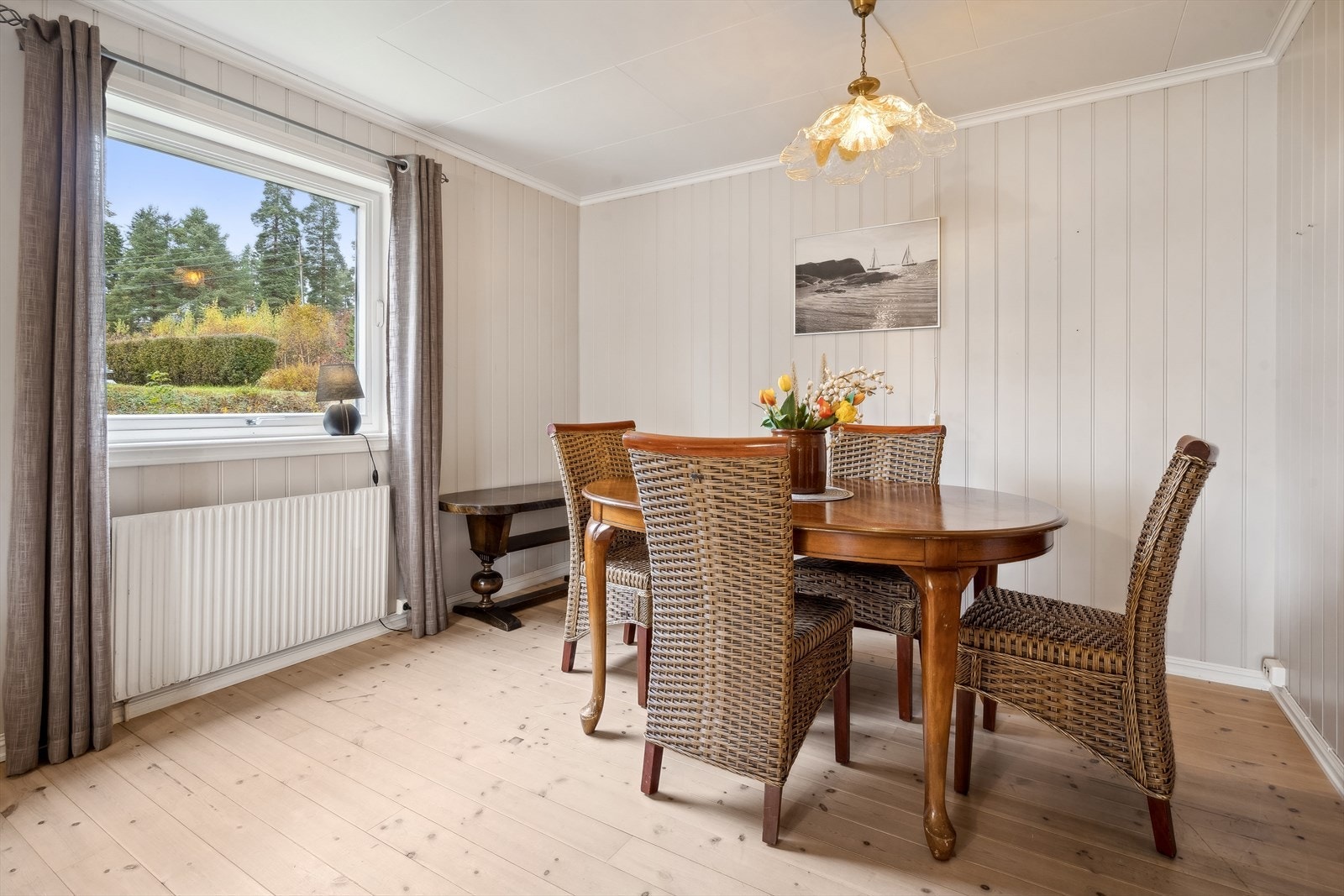 Store gode vinduer som gir rikelig med naturlig lys inn. Galleribilde