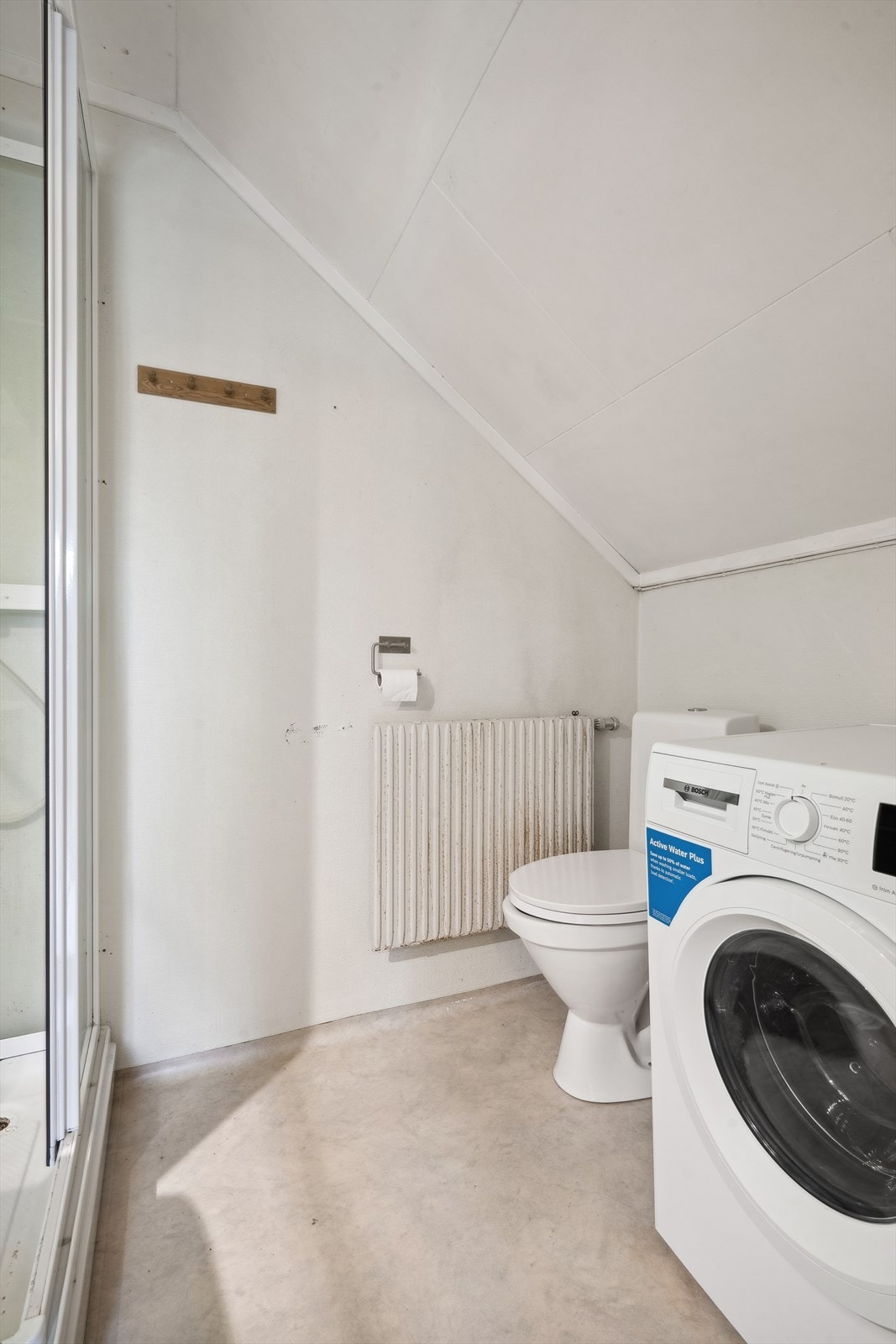 Rommet er utstyrt med toalett, dusjkabinett, servant og opplegg for vaskemaskin. Galleribilde