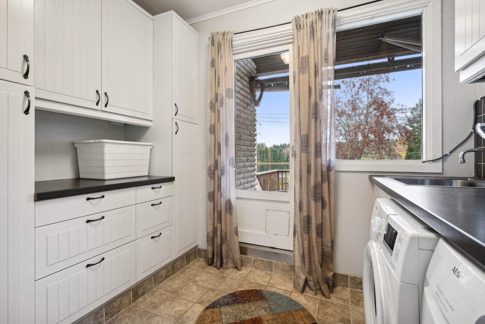 Praktisk med separat vaskerom og med egen utgang til terrassen. Galleribilde