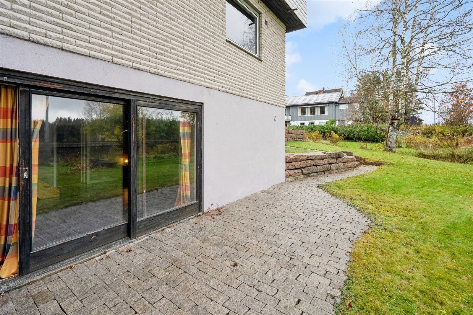 Eiendommen er pent opparbeidet med bla. belegningsstein utenfor kjellerstuen. Galleribilde