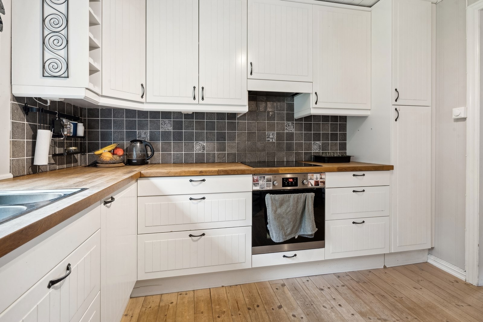 Kjøkkenet er utstyrt med komfyr, platetopp, kjøleskap og oppvaskmaskin. Galleribilde