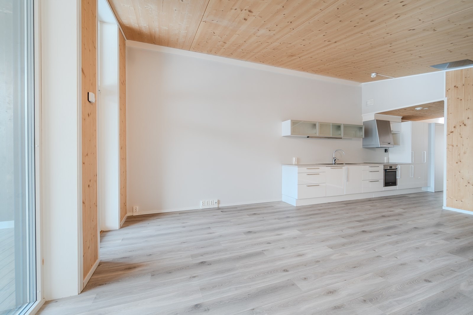 Store vindusflater gir godt med naturlig lys Galleribilde