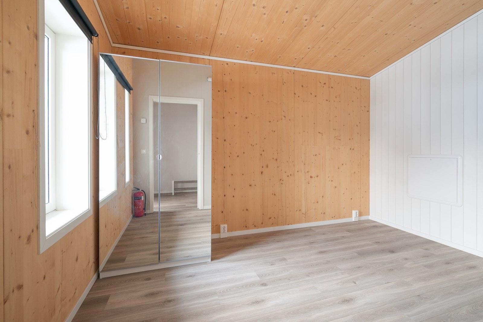 Soverom med garderobeskap Galleribilde