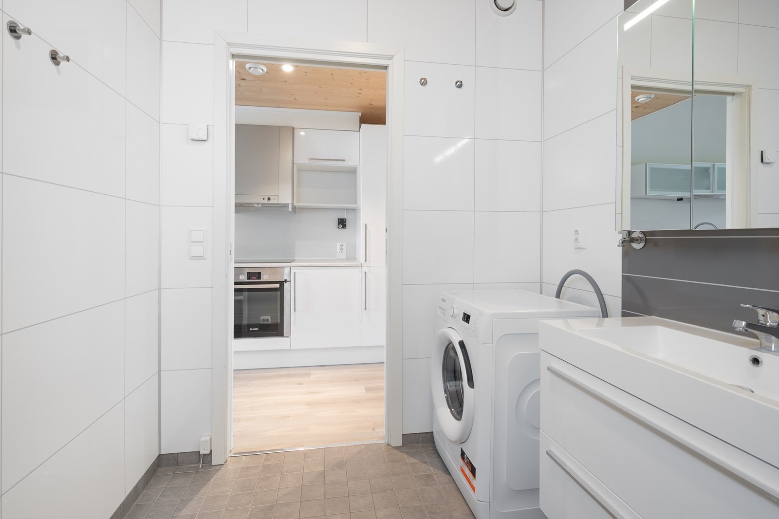 Overskap med speil og opplegg for vaskemaskin Galleribilde