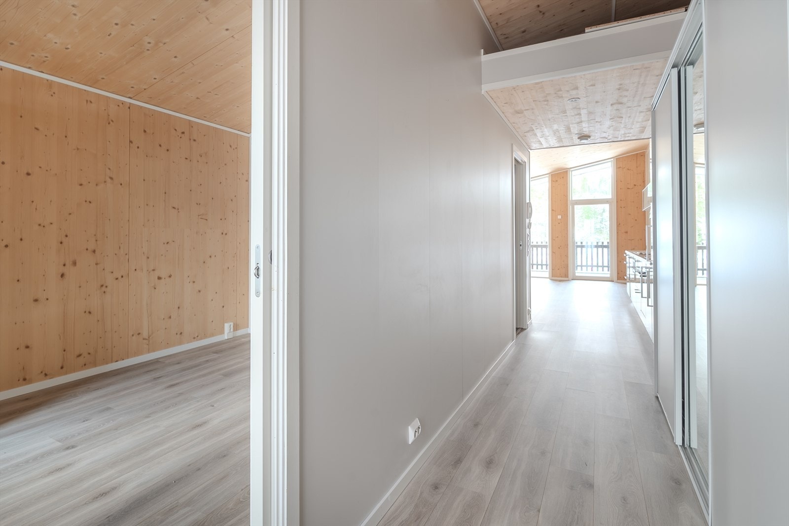 Entré/gang med skyvedørsgarderobe og dørtelefon Galleribilde