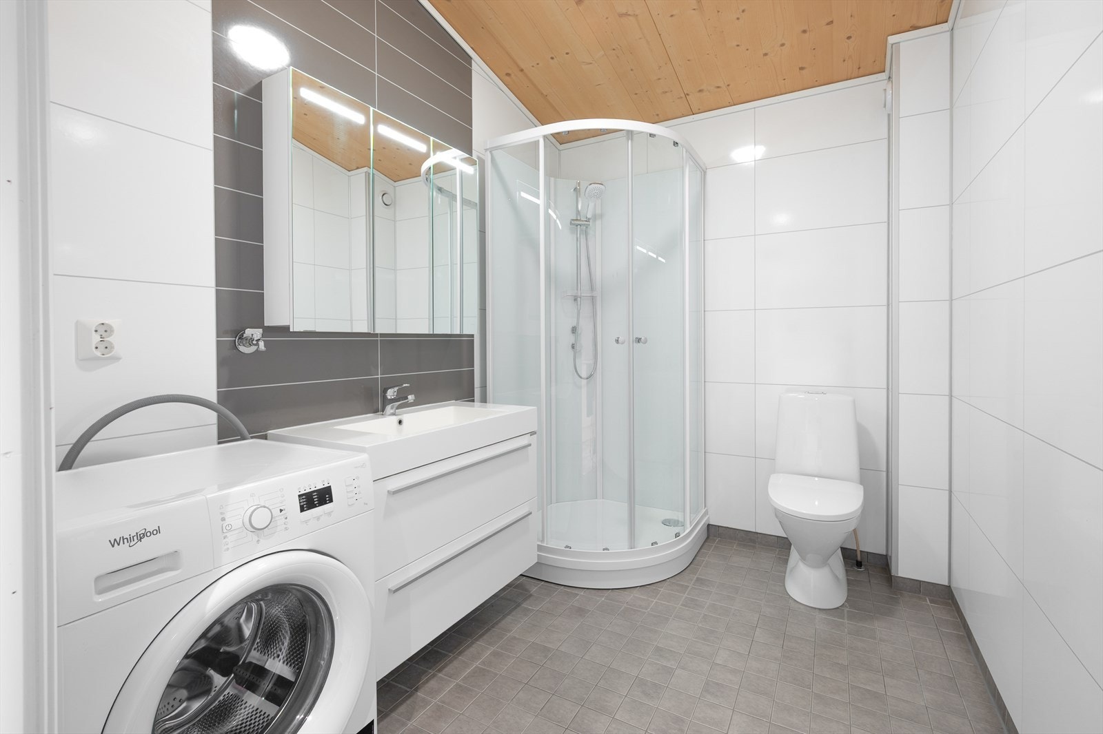 Pent bad med wc, stilren innredning og nytt dusjkabinett Galleribilde