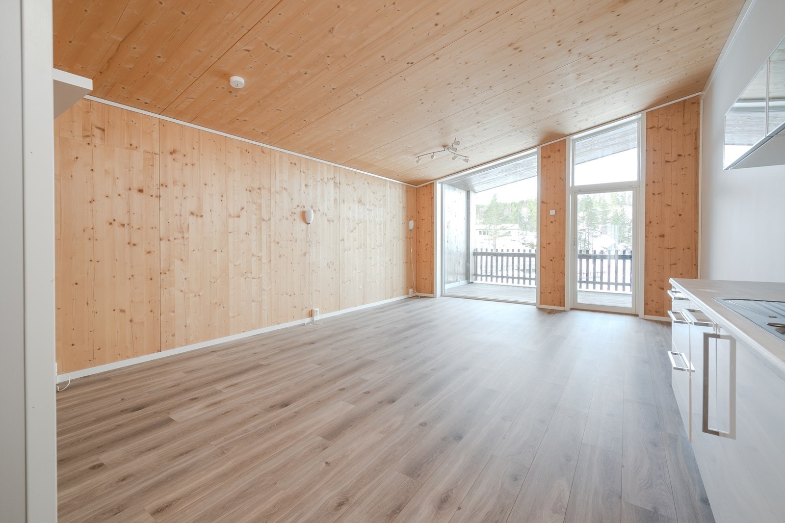 Sosialt allrom med luftig takhøyde Galleribilde