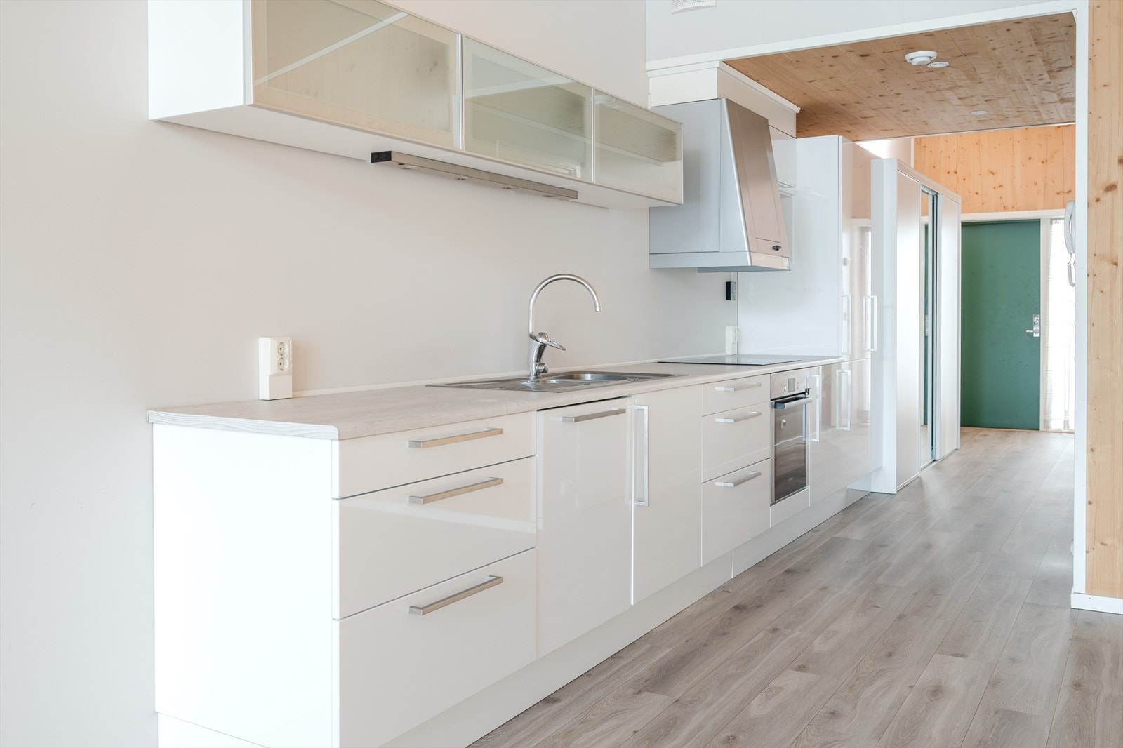 Stilrent kjøkken med høyglans fronter Galleribilde