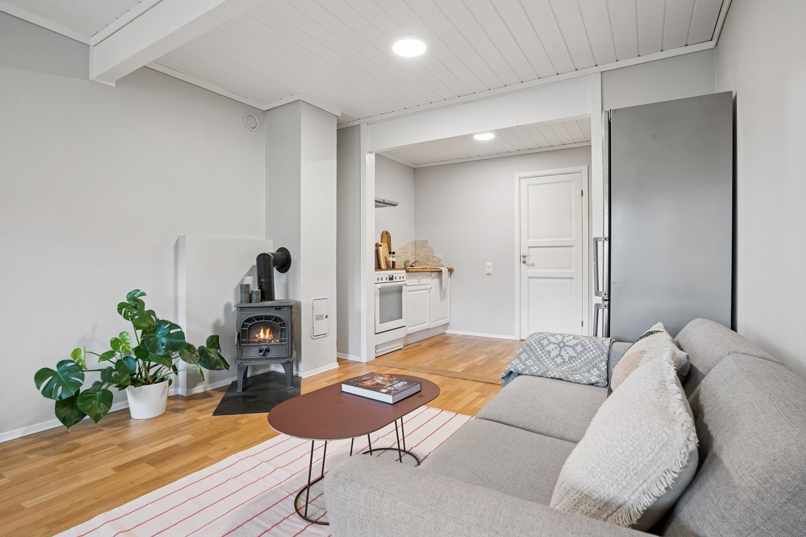 Det er god plass til å innrede med både sofa og seng i gjestefløyen. Galleribilde