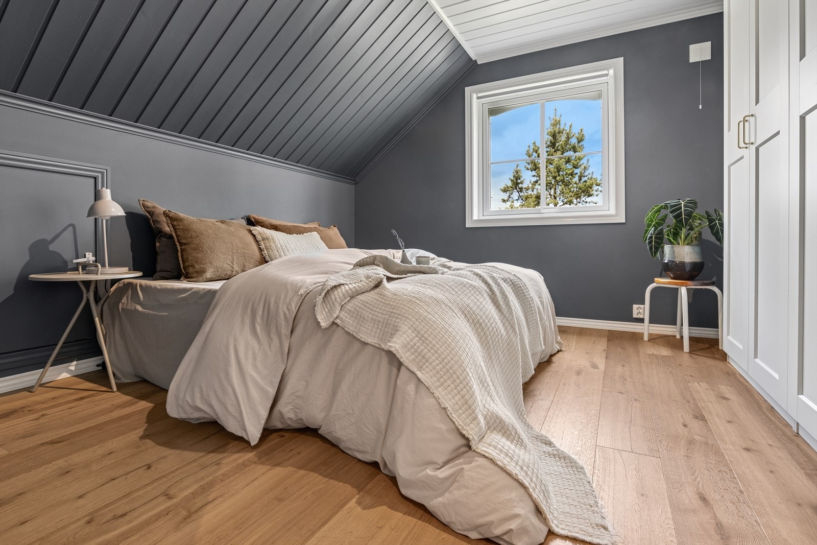 Soverom 1 har god plass til både dobbelt seng og garderobeskap. Her er det også kneloft med god plass til oppbevaring. Galleribilde