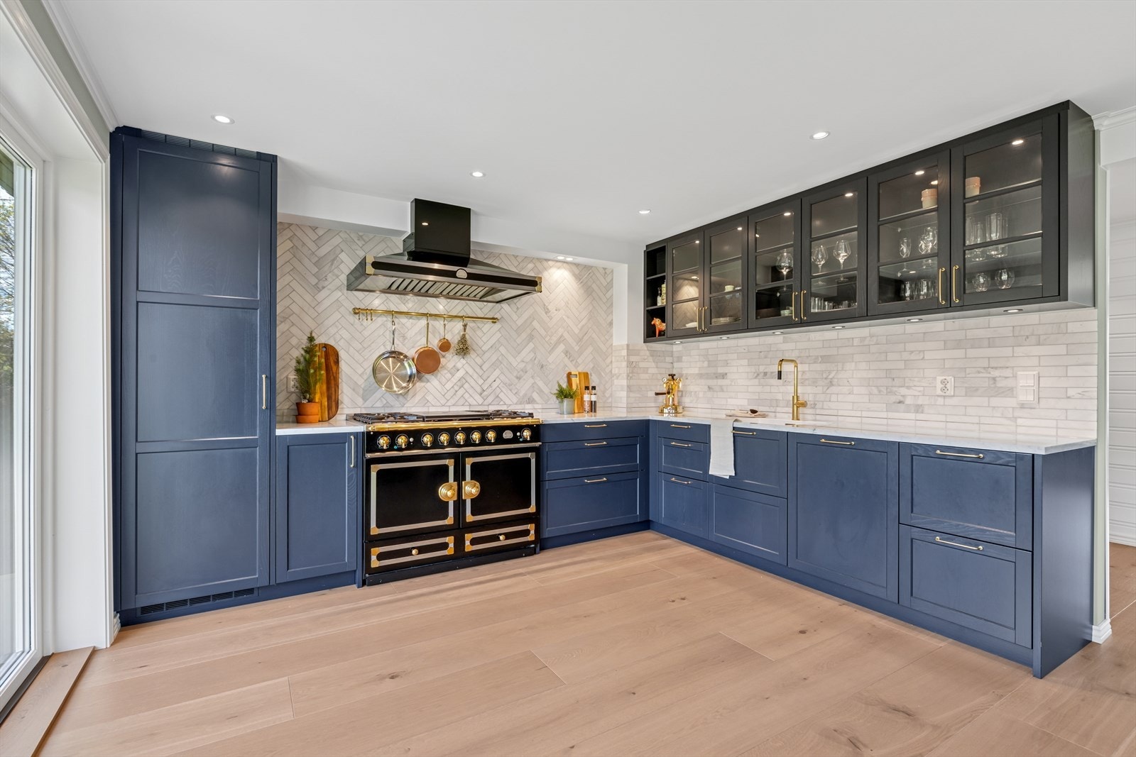 Påkostet kjøkken fra DrømmeKjøkken med fronter og skuffer i heltre ask, benkeplate av marmor og hvitevarer fra MIELE. Galleribilde