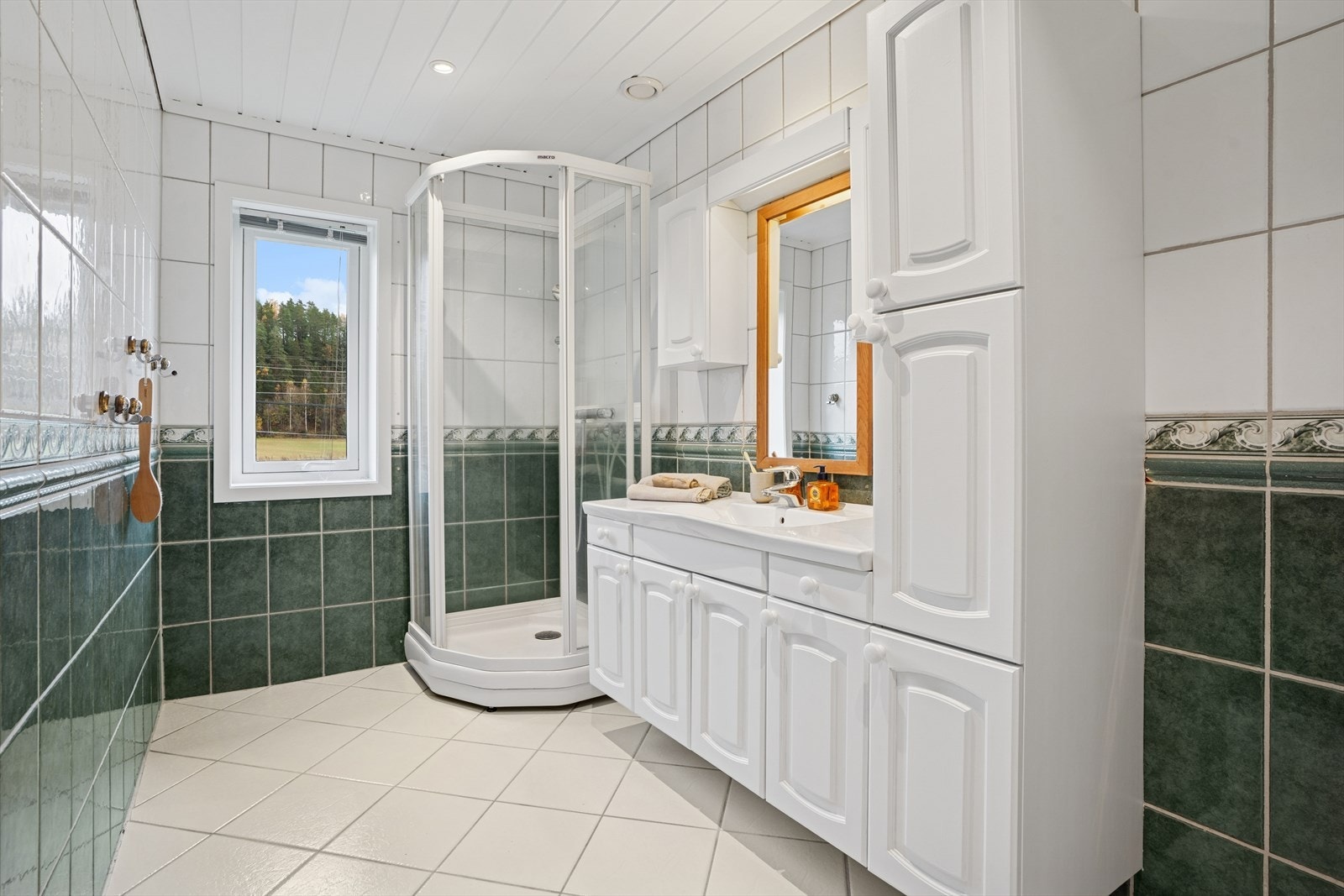 Badet i 2.etasje er pent flislagt og har gulvvarme. Galleribilde