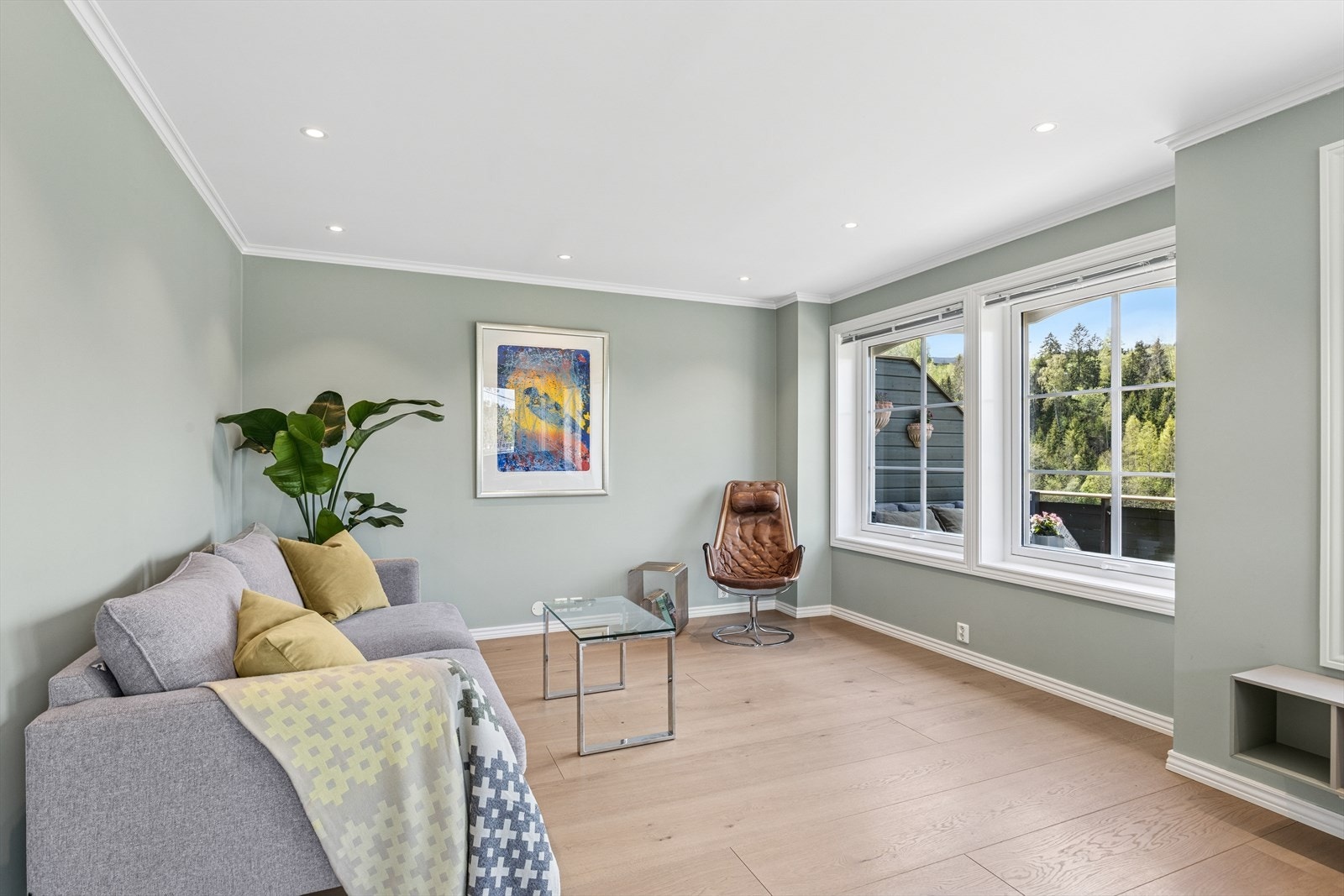 I stuen er det god plass til både spisebord, sofagruppe og flygel. Galleribilde