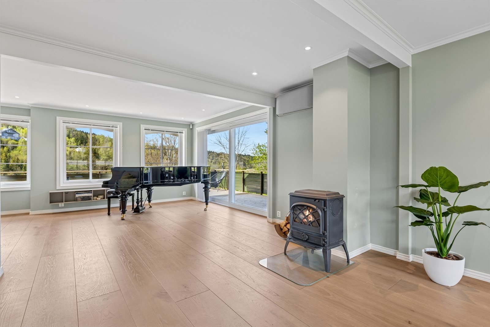 I 2023 ble hele 1.etg. pusset opp med ny 1-stavs parkett, down-lights i tak og nymalte vegger. Galleribilde