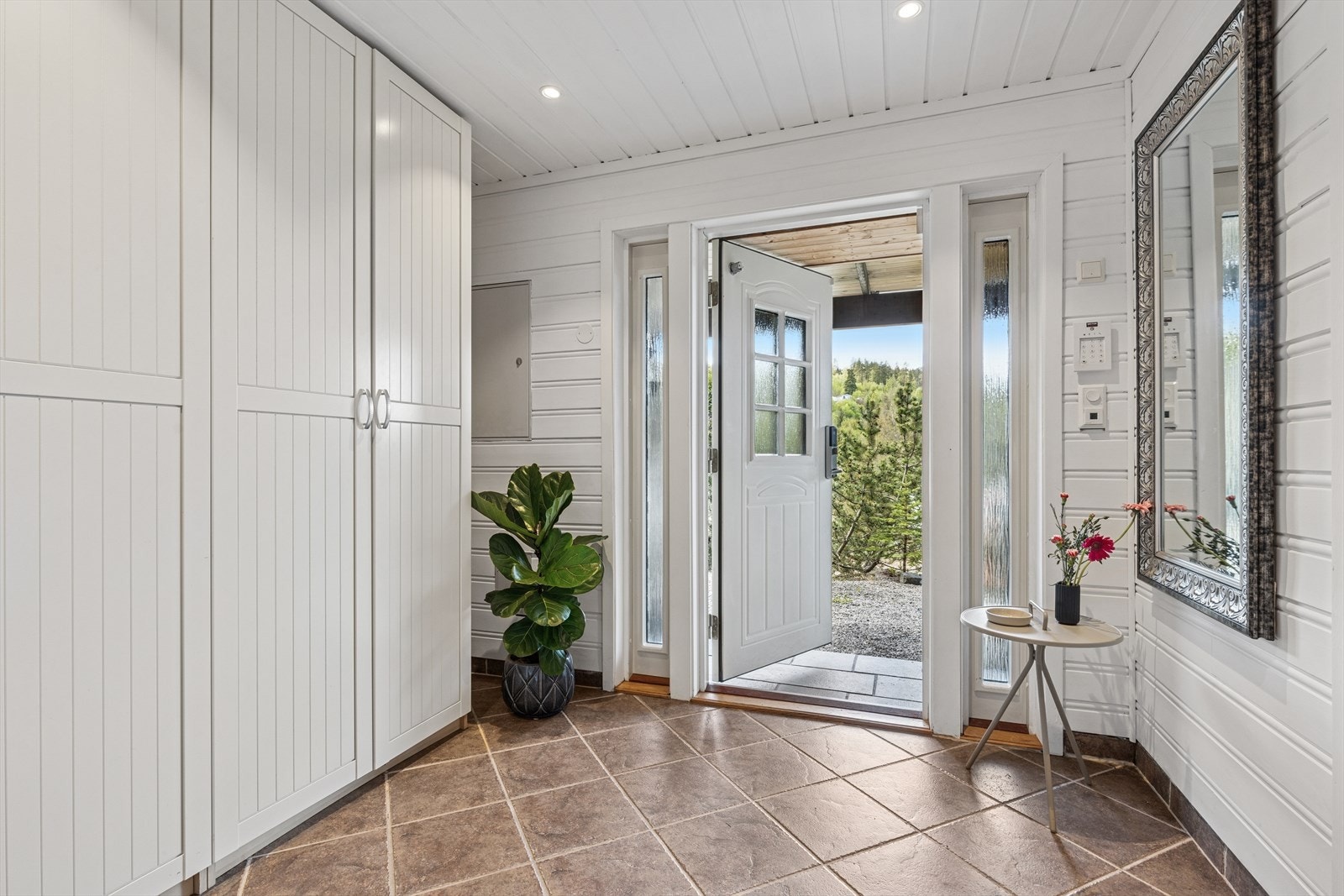 Lys og luftig entré med god plass til sko- og yttertøy. Galleribilde