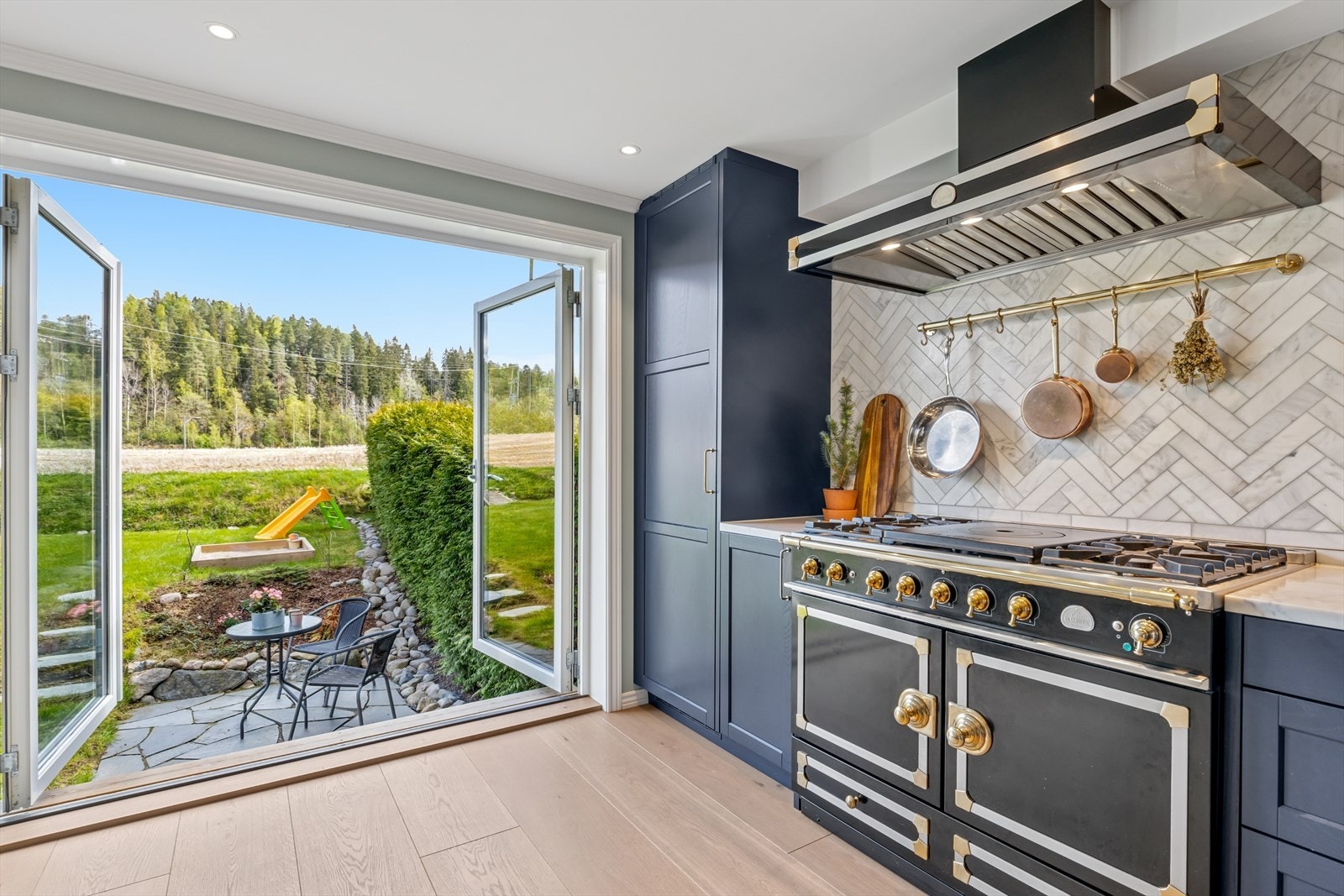 Komfyr og ventilator av meget høy kvalitet fra franske La Cornue. Galleribilde