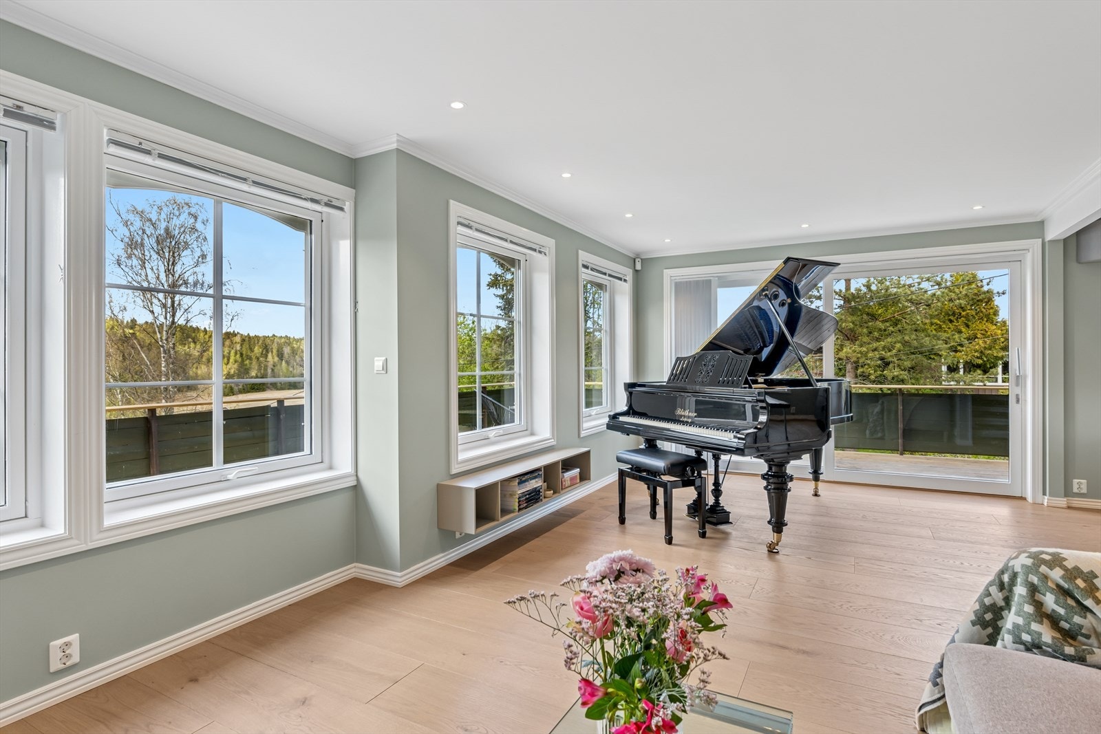 Stuen har store vindusflater som gir et lyst og trivelig innemiljø. Galleribilde