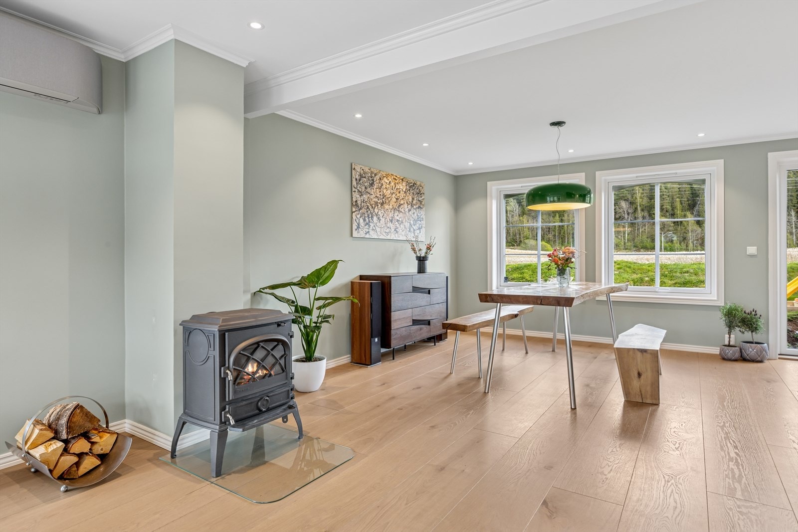 Varmepumpa sørger for en jevn og fin temperatur hele året og vedovnen gir en lun og fin varme på kalde høst- og vinterkvelder. Galleribilde