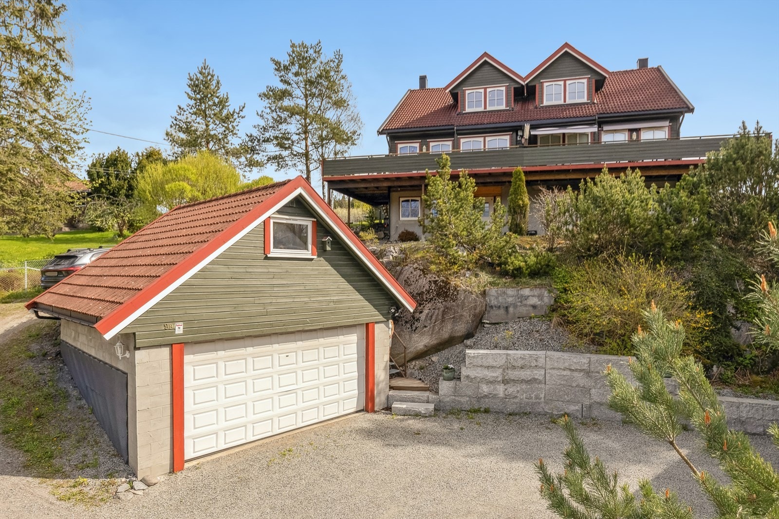 Det følger med en dobbel garasje med elektrisk leddport og elbillader. Galleribilde