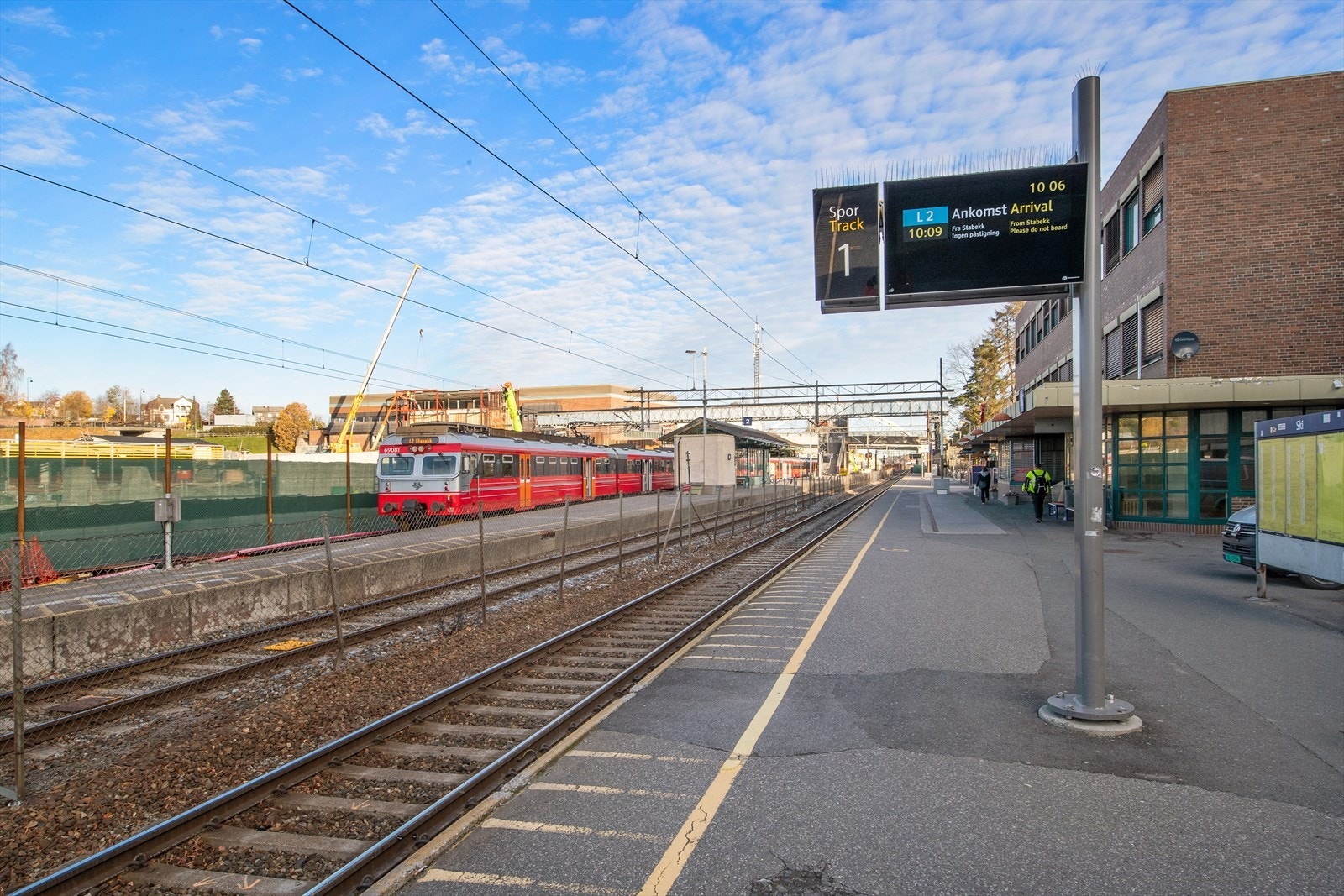 Det er ca. 3,5 km til Ski stasjon (gammelt bilde) hvor toget bruker ca. 11 min til Oslo S. Galleribilde