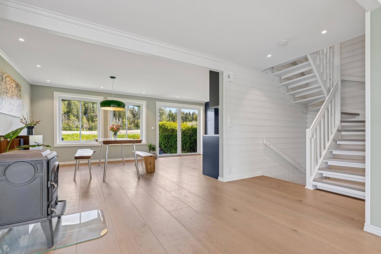 I 1.etasje er det en åpen planløsning med kjøkken, spisestue og stue. Galleribilde