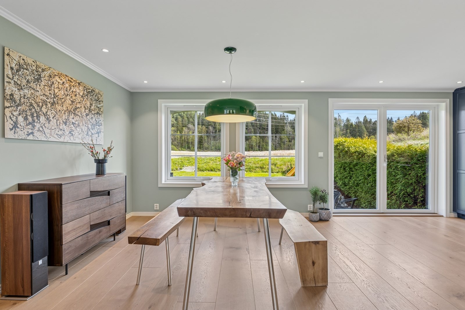 Det er god plass til spisebord hvor man kan nyte et bedre måltid med familie og venner. Galleribilde