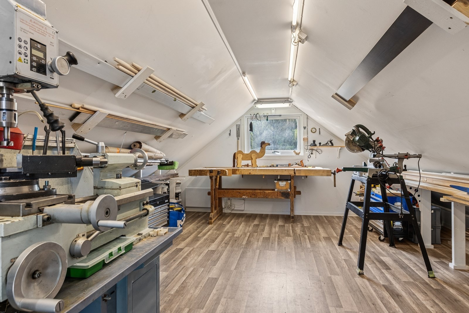 Etterisolert og varmt rom over garasjen. Dette rommet har flere bruksmuligheter og kan benyttes som hjemmekontor, snekkerbu osv. Galleribilde
