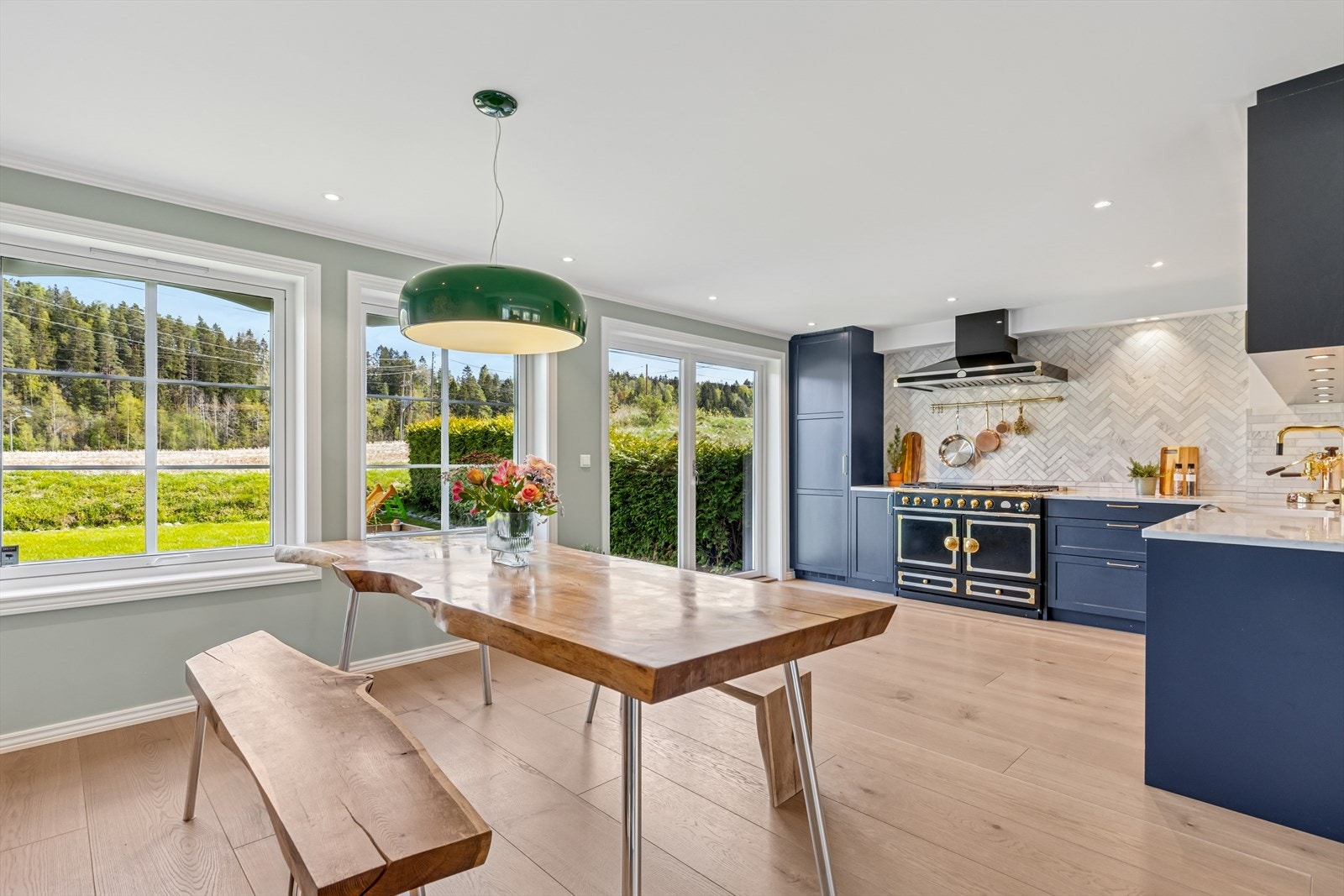 Det er god plass til spisebord hvor man kan nyte et bedre måltid med familie og venner. Galleribilde