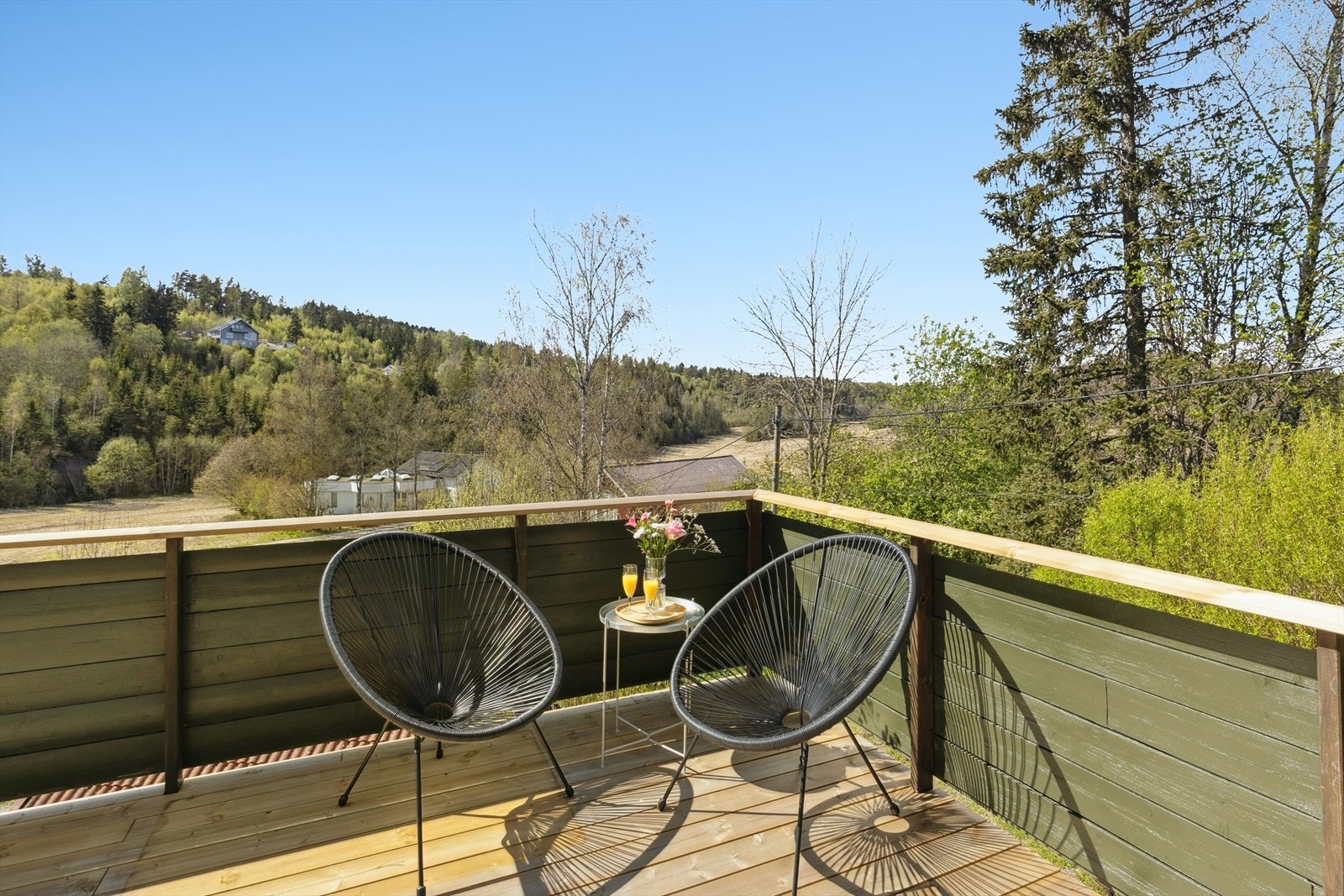 Veranda langs nord- og vestsiden av huset. Her kan man nyte meget gode solforhold og en herlig utsikt over grønne omgivelser. Galleribilde