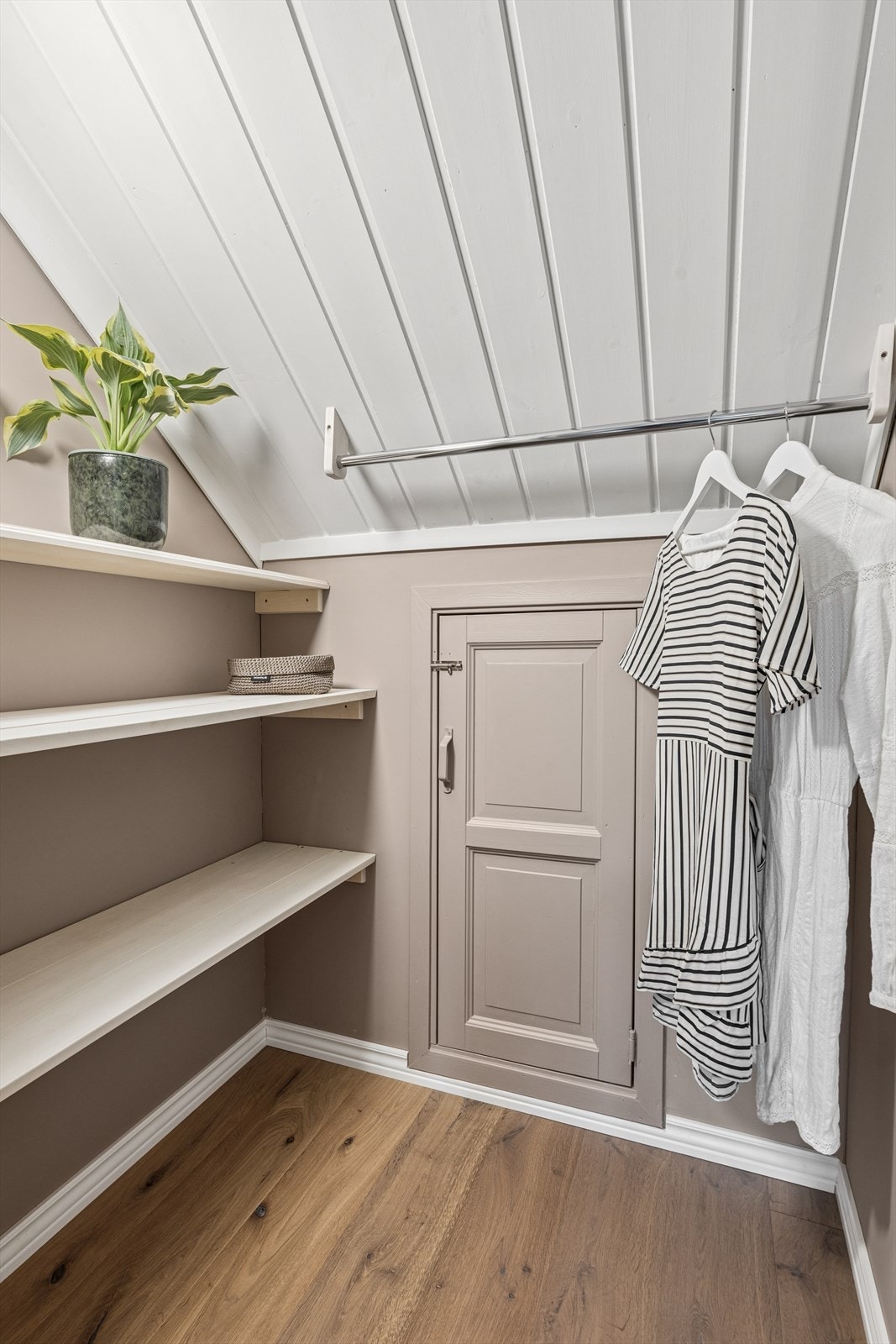 Dette rommet kan benyttes som walk-in-closet eller bod. Det er også kneloft med god plass til oppbevaring. Galleribilde