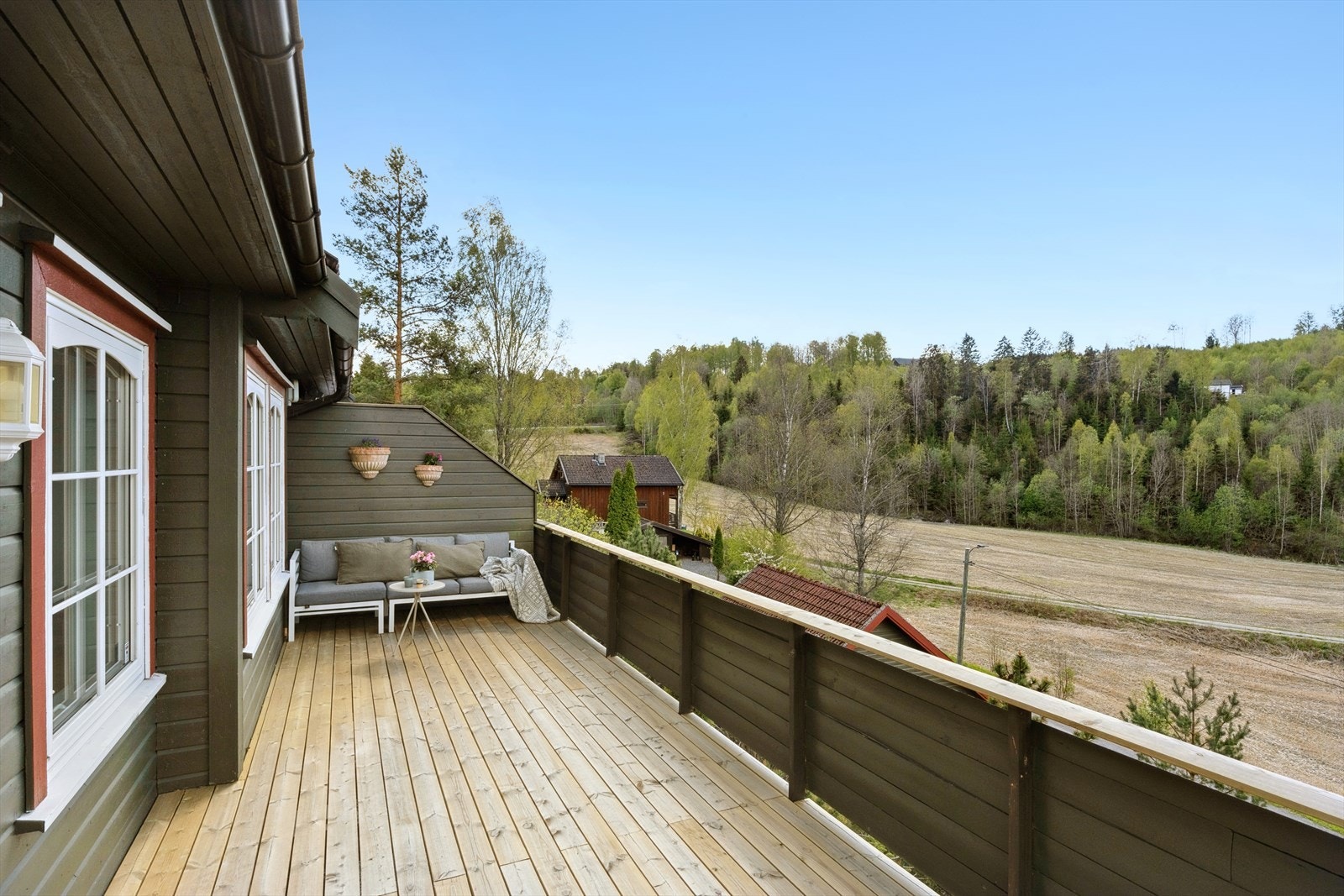 Veranda langs nord- og vestsiden av huset. Her kan man nyte meget gode solforhold og en herlig utsikt over grønne omgivelser. Galleribilde