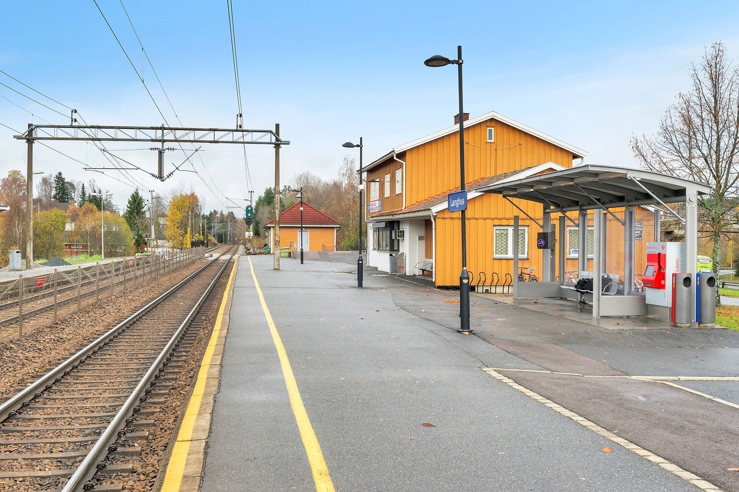 Det er 1,6 km til Langhus Stasjon hvor toget bruker ca. 23 min til Oslo S og 3,5 km til Ski stasjon hvor toget bruker ca. 11 min til Oslo S. Galleribilde