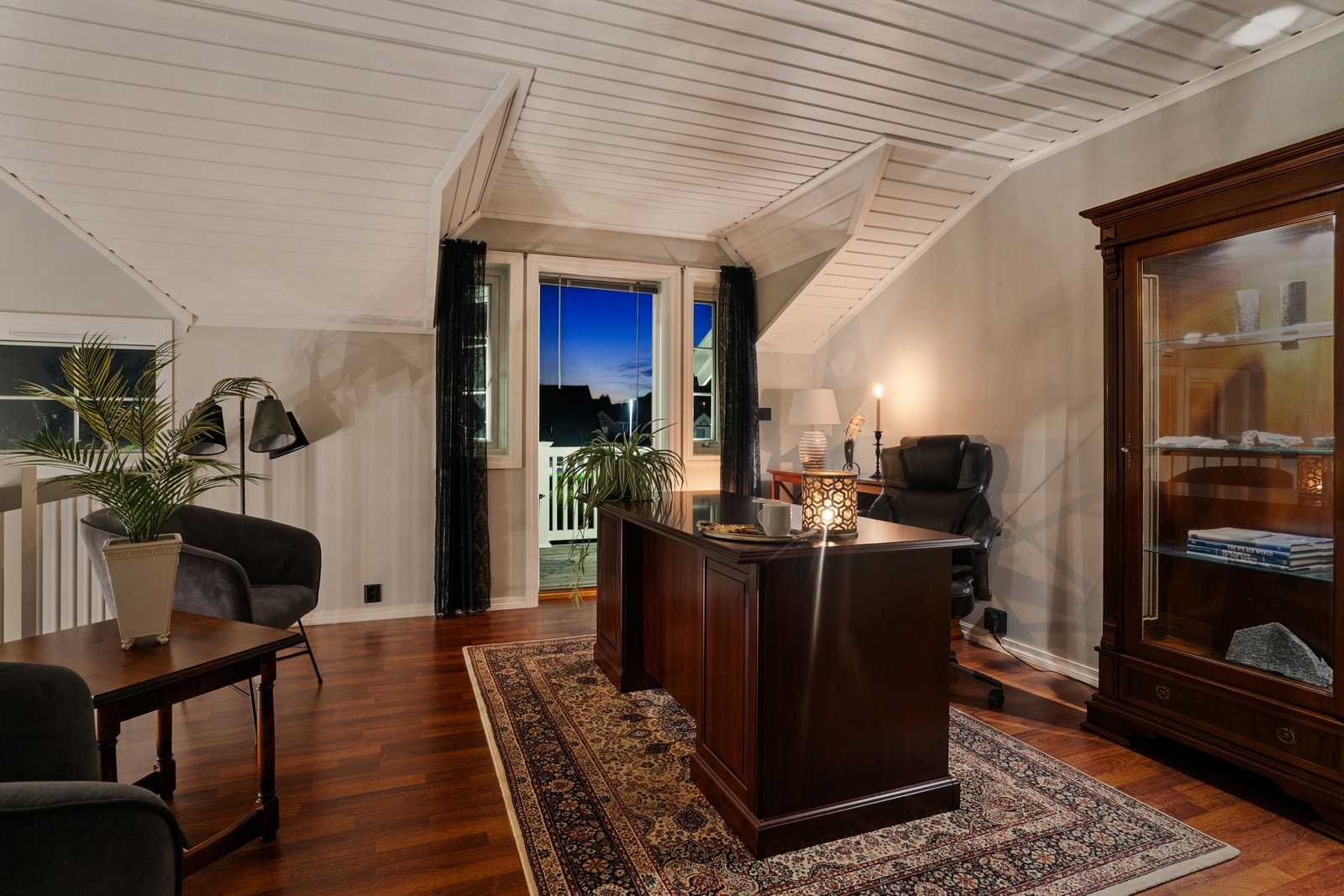 Rolig og avslappende kveldsstemning fra hjemmekontoret med forfriskende luft fra balkongen. Galleribilde