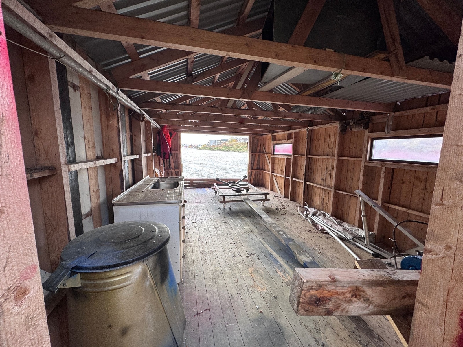 Inne i båthus Galleribilde