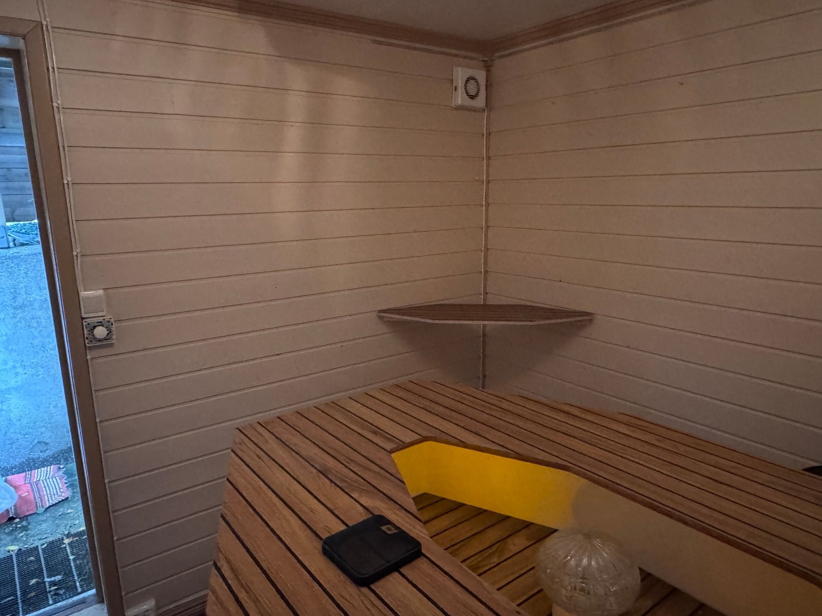 Oppholdsrom/bar kjeller Galleribilde