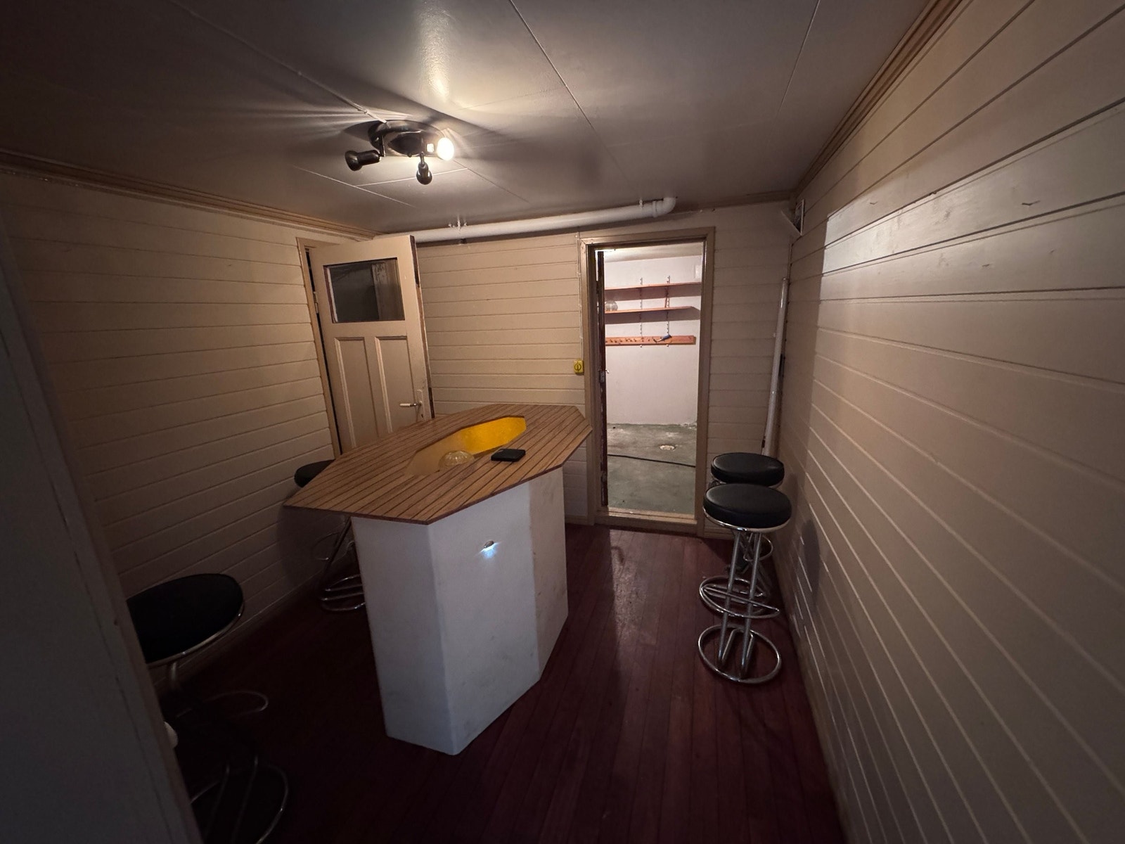 Oppholdsrom/bar kjeller Galleribilde