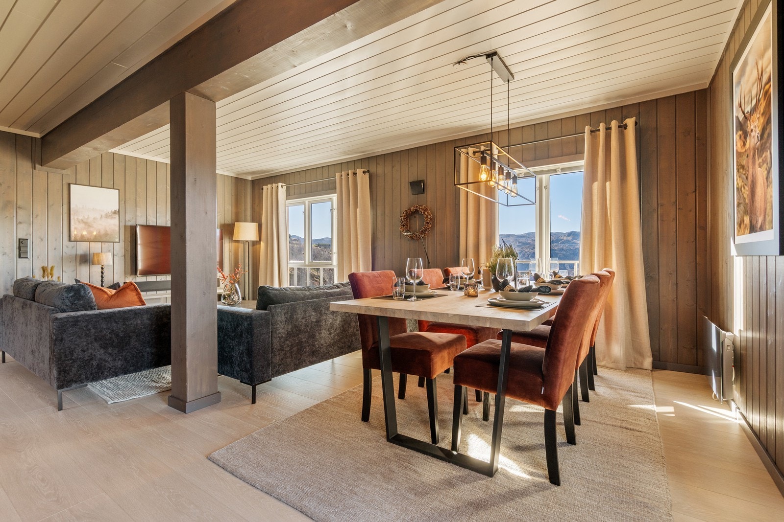 Meget romslig stue/kjøkkenavdeling med mange møbleringsmuligheter. Galleribilde