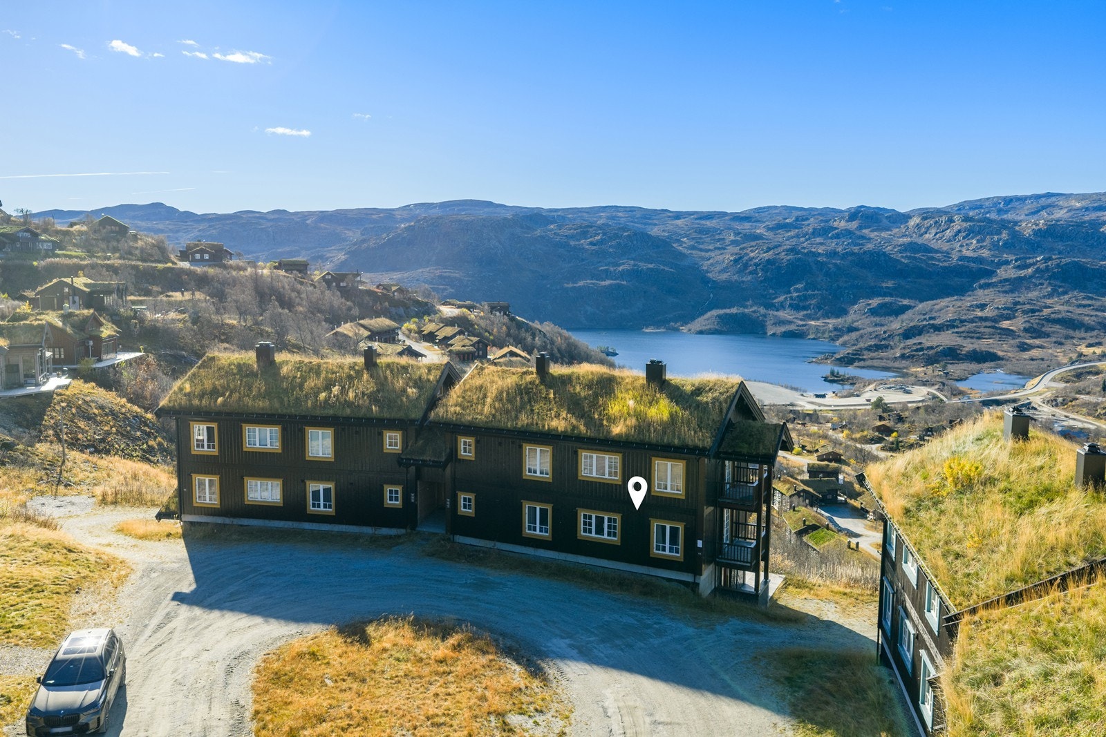 Velkommen til fantastiske Råsali og denne store og særdeles smakfulle familieleiligheten, beliggende høyt og fritt i terrenget med råflott utsikt mot fjellheimen. Galleribilde